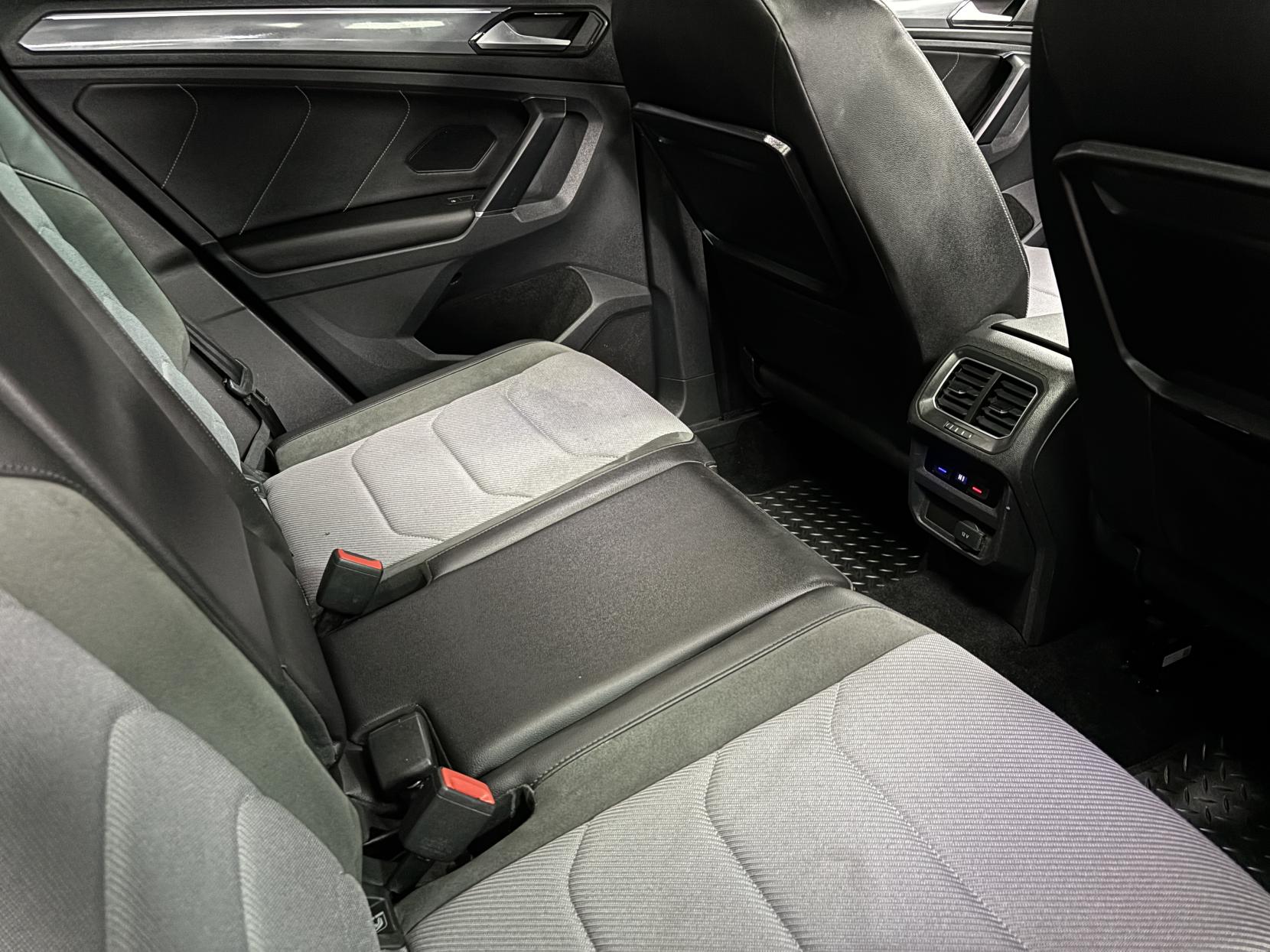 Volkswagen Tiguan 2.0 TDI BlueMotion Tech R-Line SUV 5dr Diesel DSG 4Motion Euro 6 (s/s) (150 ps)