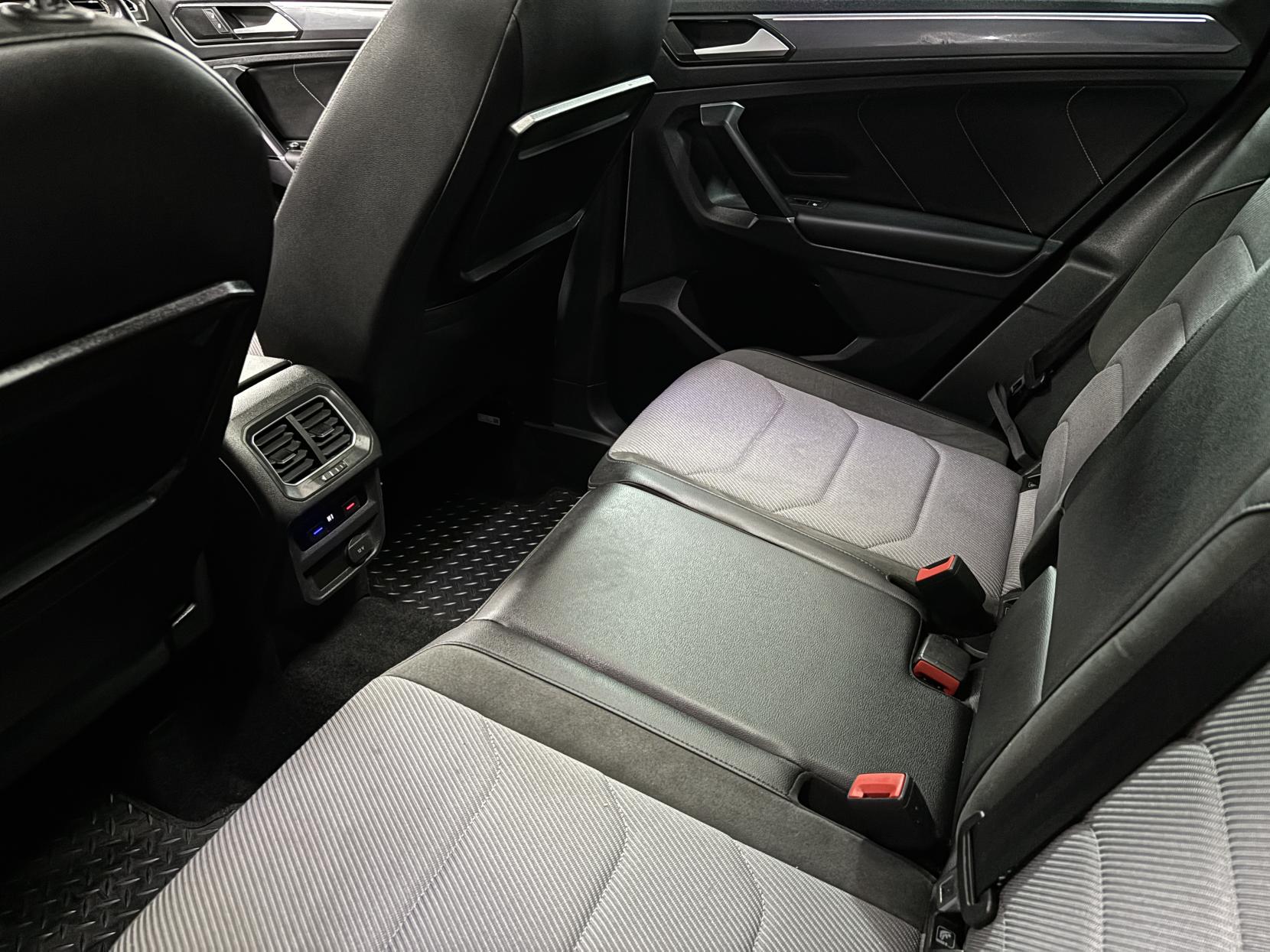 Volkswagen Tiguan 2.0 TDI BlueMotion Tech R-Line SUV 5dr Diesel DSG 4Motion Euro 6 (s/s) (150 ps)