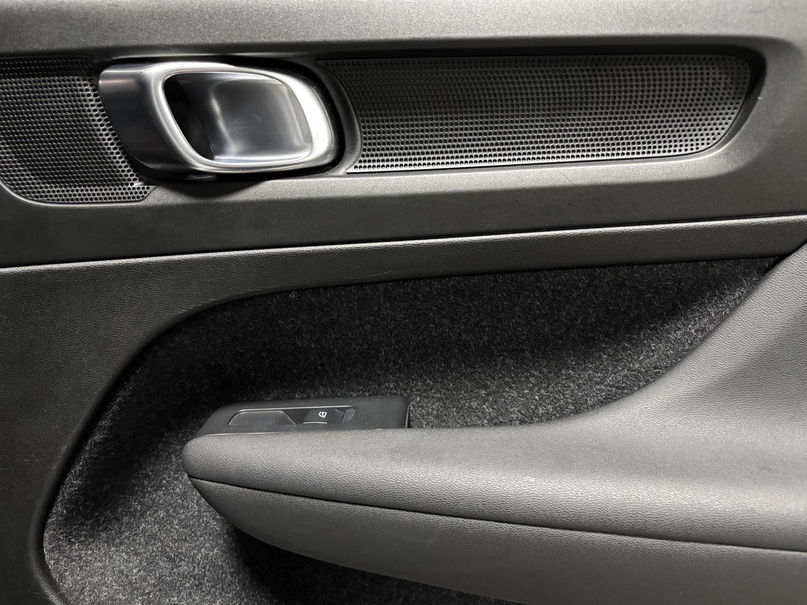 Volvo XC40 2.0 T4 R-Design Pro SUV 5dr Petrol Auto AWD Euro 6 (s/s) (190 ps)