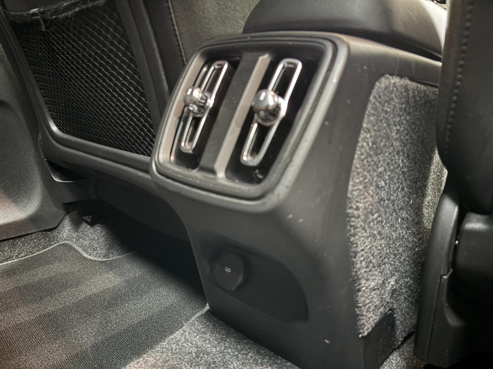 Volvo XC40 2.0 T4 R-Design Pro SUV 5dr Petrol Auto AWD Euro 6 (s/s) (190 ps)