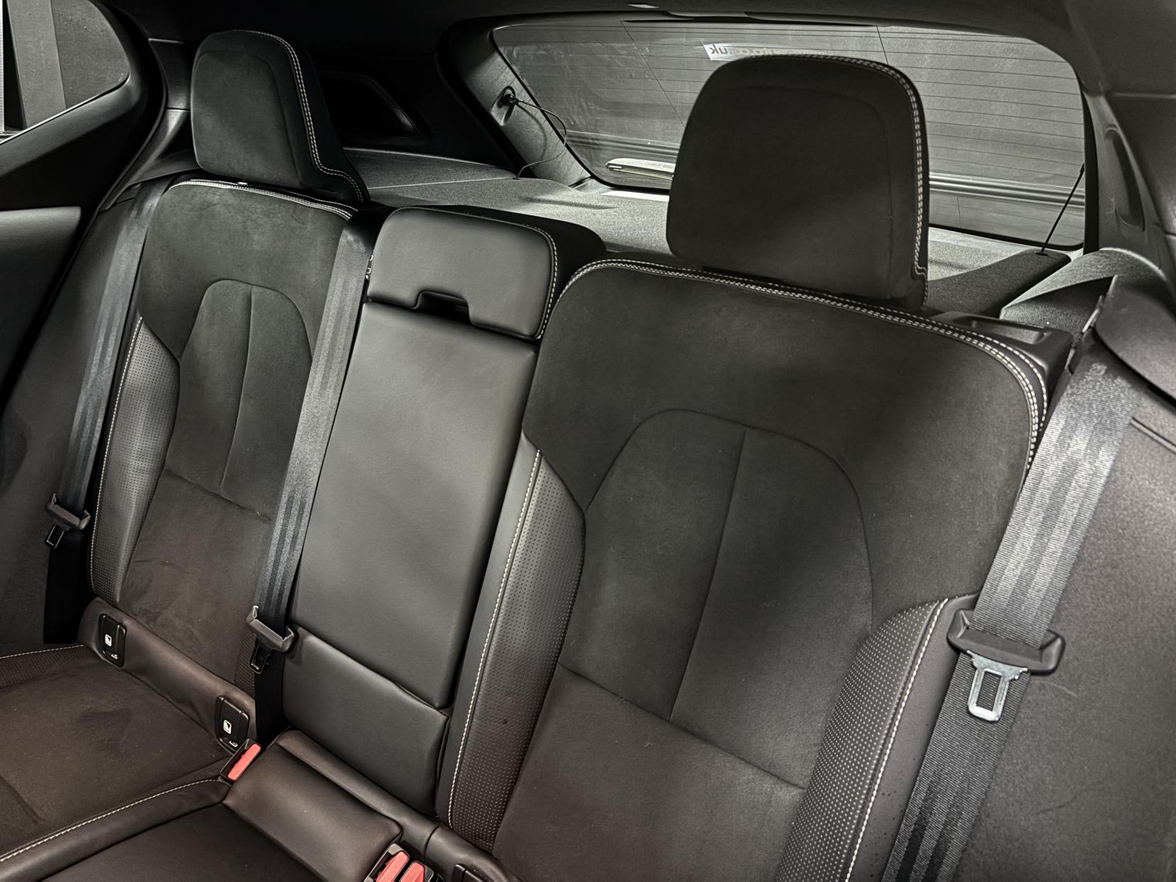 Volvo XC40 2.0 T4 R-Design Pro SUV 5dr Petrol Auto AWD Euro 6 (s/s) (190 ps)