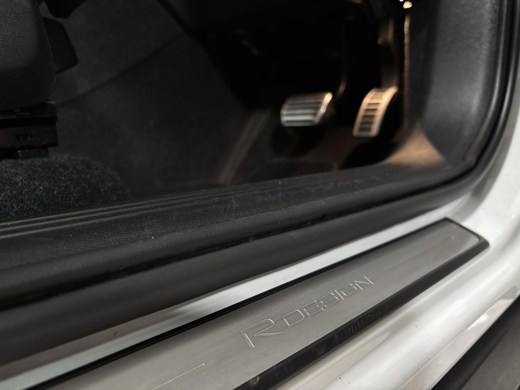 Volvo XC40 2.0 T4 R-Design Pro SUV 5dr Petrol Auto AWD Euro 6 (s/s) (190 ps)