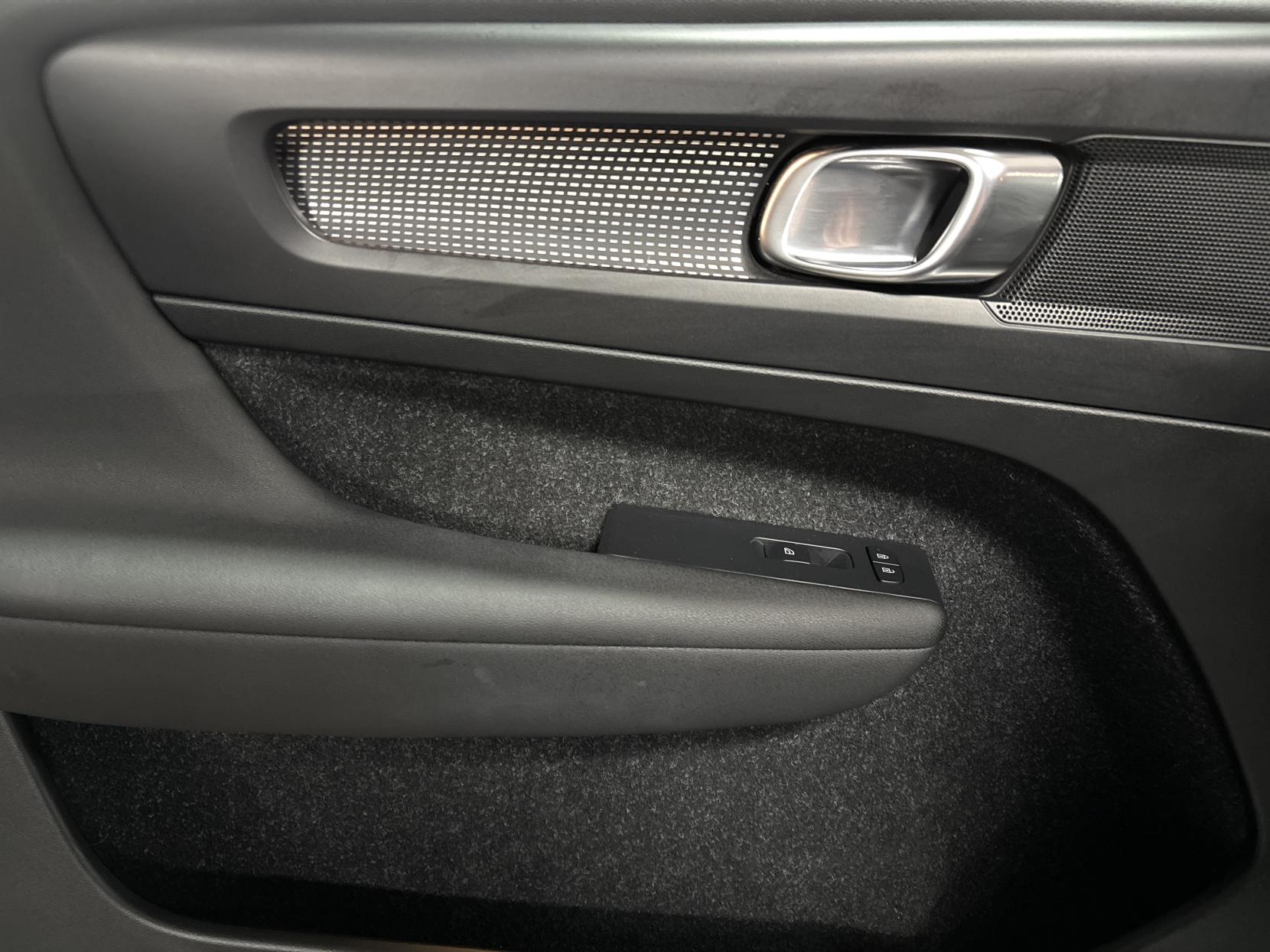 Volvo XC40 2.0 T4 R-Design Pro SUV 5dr Petrol Auto AWD Euro 6 (s/s) (190 ps)