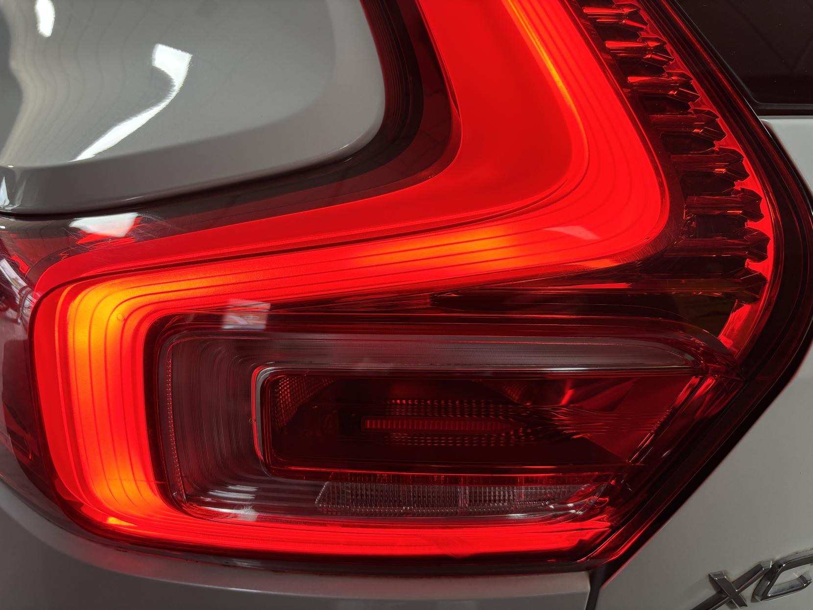 Volvo XC40 2.0 T4 R-Design Pro SUV 5dr Petrol Auto AWD Euro 6 (s/s) (190 ps)