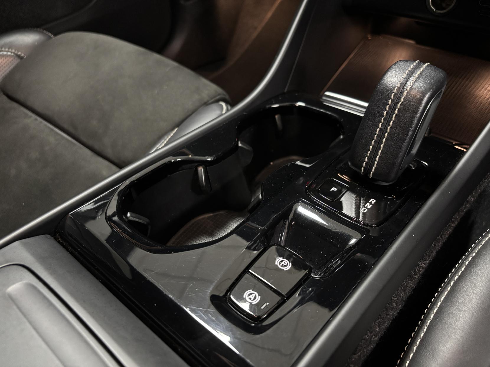 Volvo XC40 2.0 T4 R-Design Pro SUV 5dr Petrol Auto AWD Euro 6 (s/s) (190 ps)