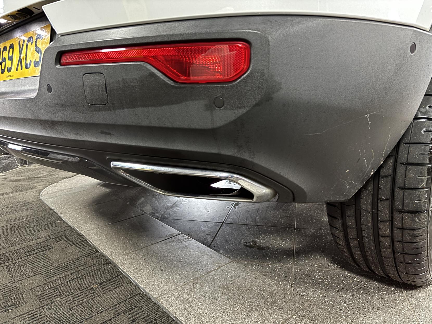 Volvo XC40 2.0 T4 R-Design Pro SUV 5dr Petrol Auto AWD Euro 6 (s/s) (190 ps)