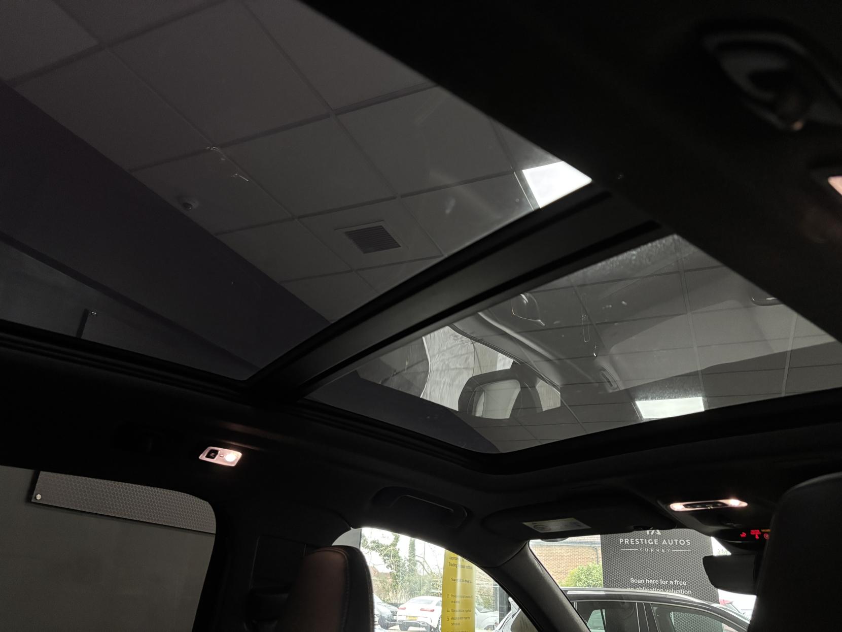 Volvo XC40 2.0 T4 R-Design Pro SUV 5dr Petrol Auto AWD Euro 6 (s/s) (190 ps)