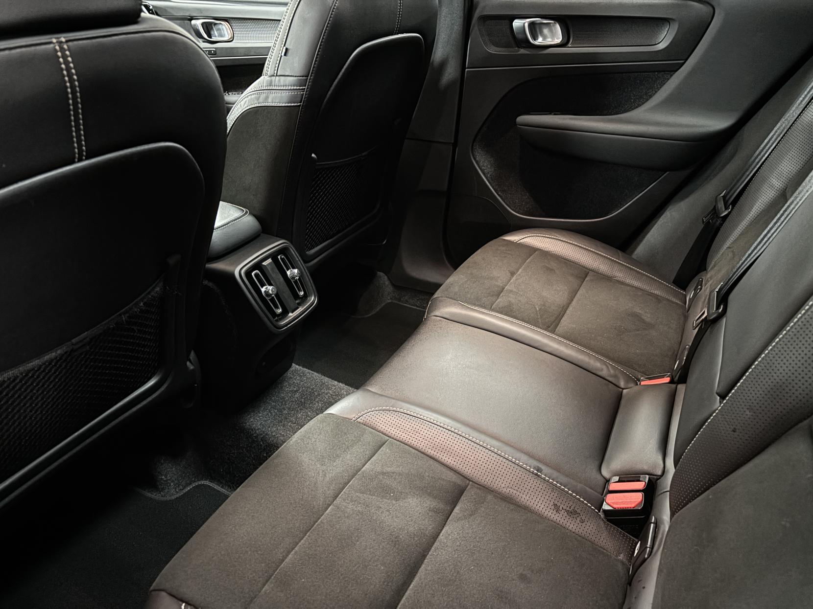 Volvo XC40 2.0 T4 R-Design Pro SUV 5dr Petrol Auto AWD Euro 6 (s/s) (190 ps)