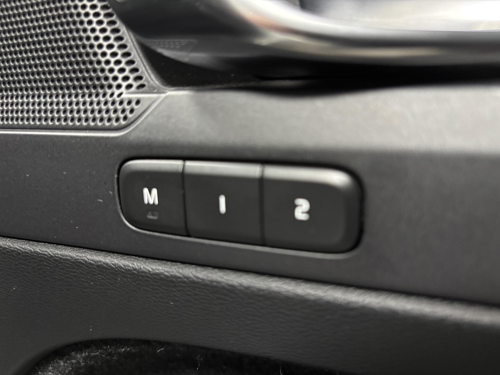 Volvo XC40 2.0 T4 R-Design Pro SUV 5dr Petrol Auto AWD Euro 6 (s/s) (190 ps)