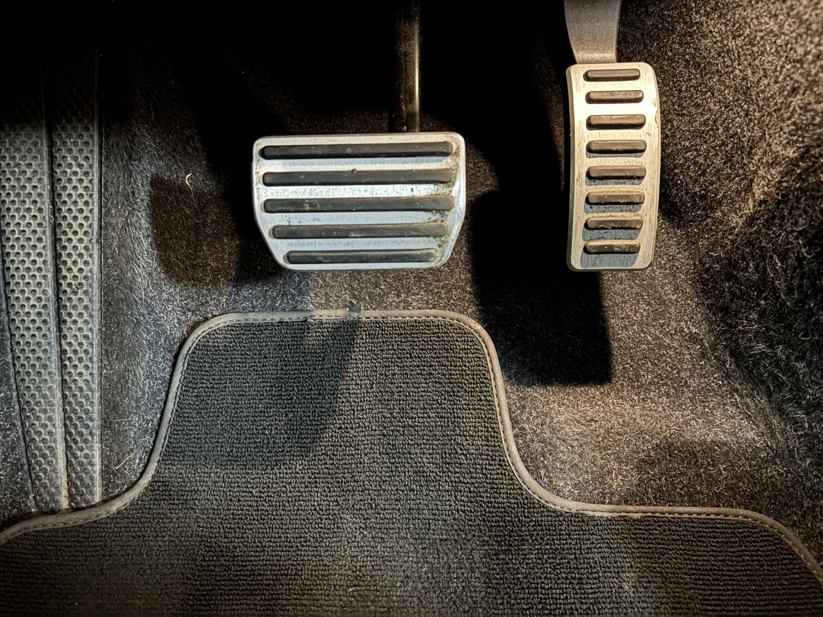 Volvo XC40 2.0 T4 R-Design Pro SUV 5dr Petrol Auto AWD Euro 6 (s/s) (190 ps)