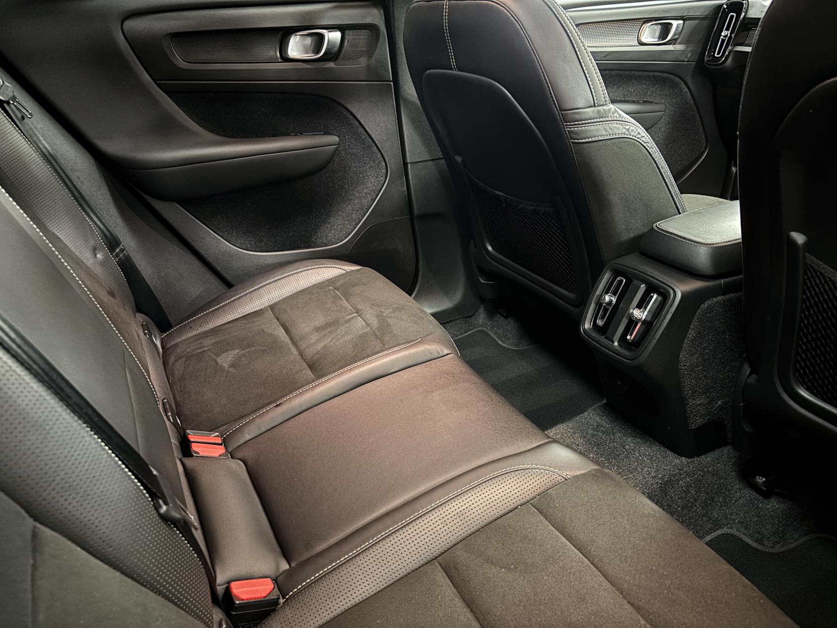 Volvo XC40 2.0 T4 R-Design Pro SUV 5dr Petrol Auto AWD Euro 6 (s/s) (190 ps)