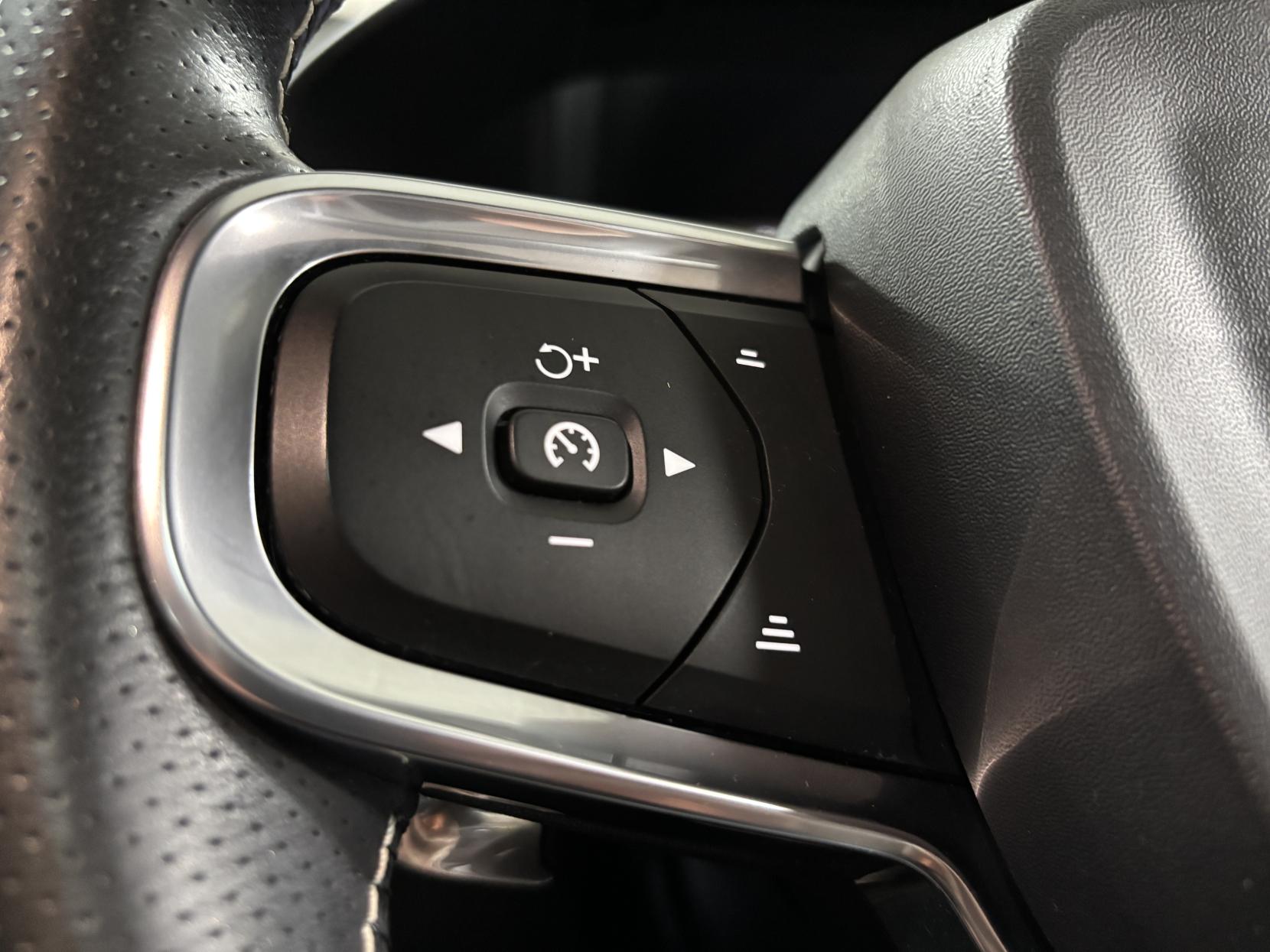 Volvo XC40 2.0 T4 R-Design Pro SUV 5dr Petrol Auto AWD Euro 6 (s/s) (190 ps)