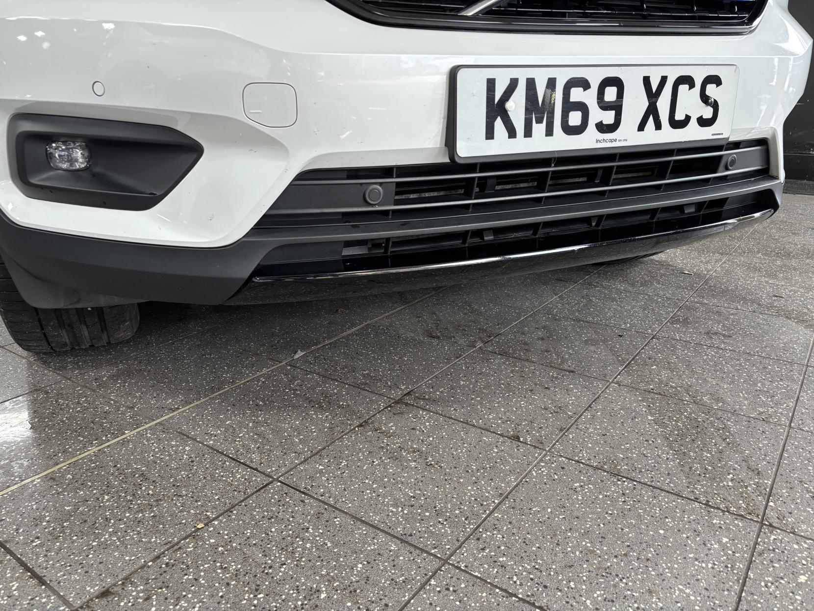 Volvo XC40 2.0 T4 R-Design Pro SUV 5dr Petrol Auto AWD Euro 6 (s/s) (190 ps)