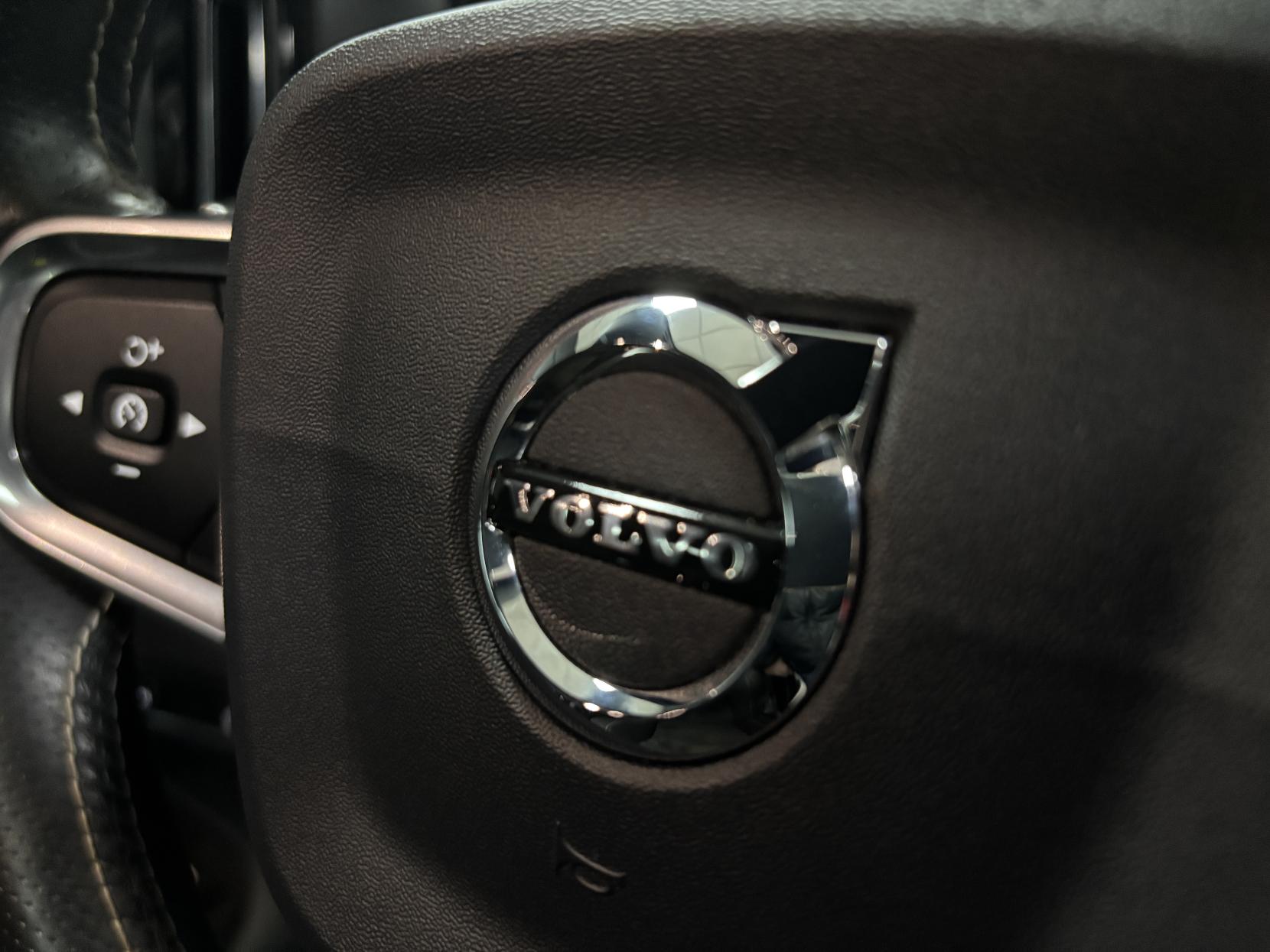 Volvo XC40 2.0 T4 R-Design Pro SUV 5dr Petrol Auto AWD Euro 6 (s/s) (190 ps)