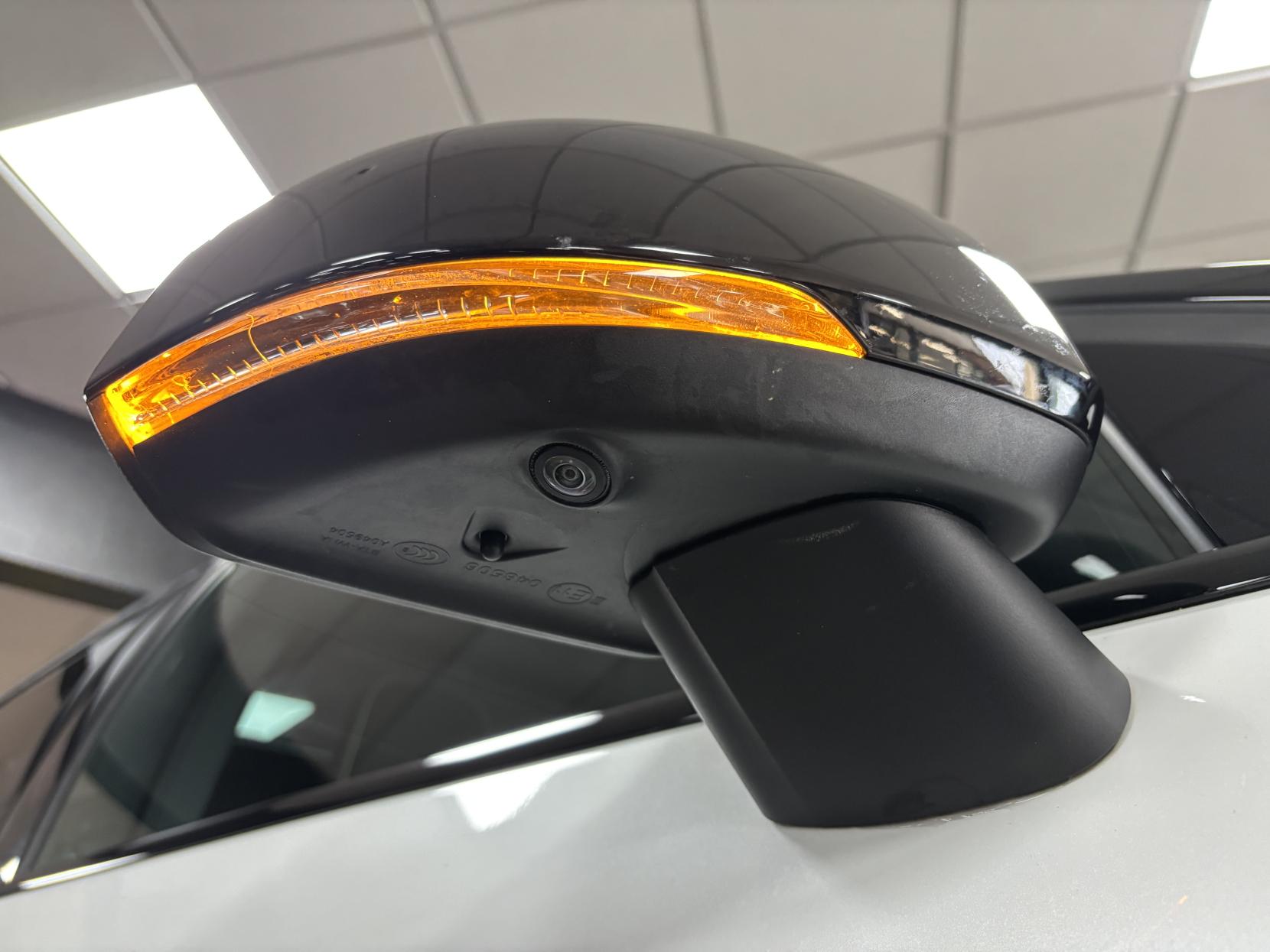 Volvo XC40 2.0 T4 R-Design Pro SUV 5dr Petrol Auto AWD Euro 6 (s/s) (190 ps)