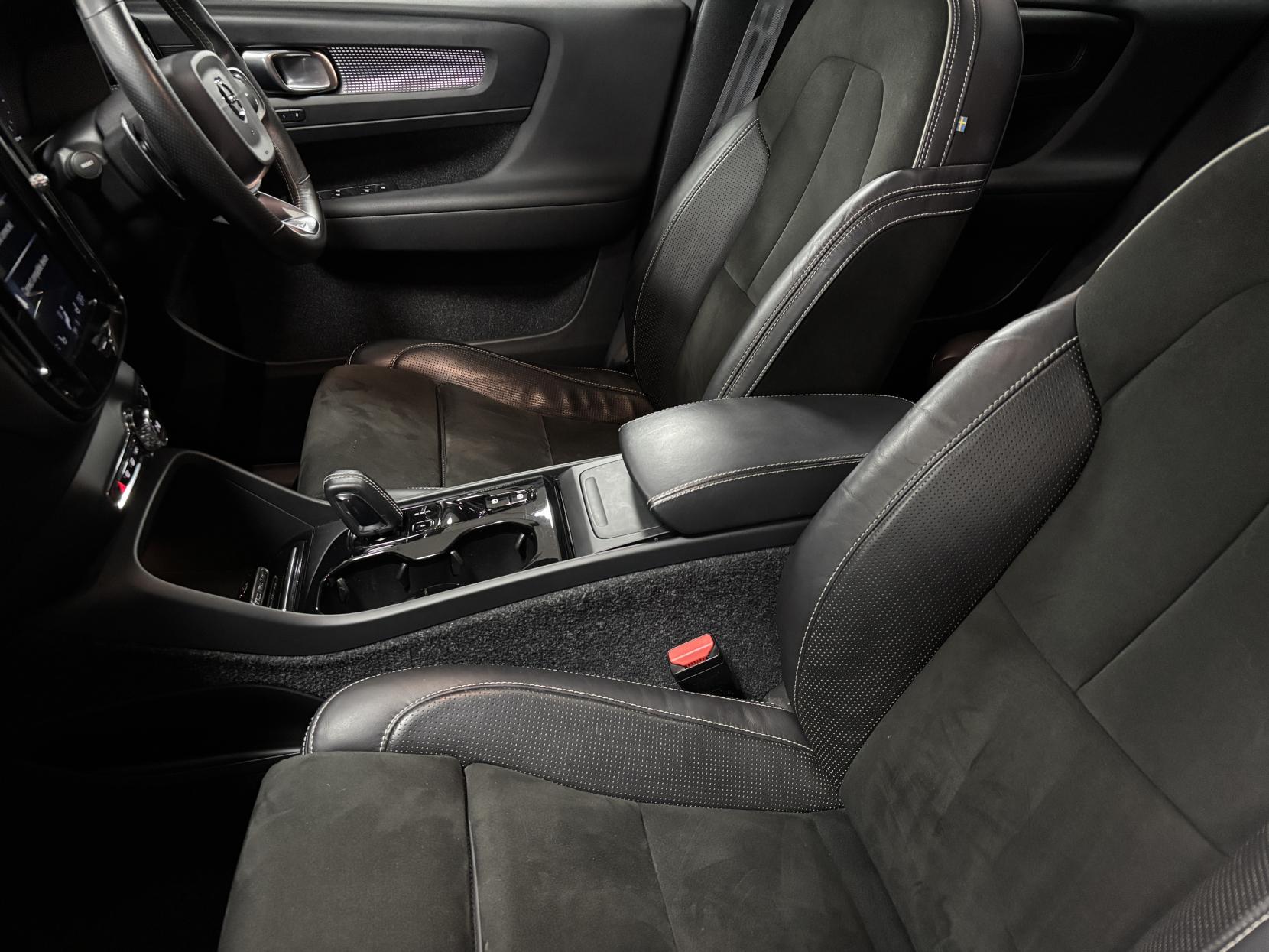 Volvo XC40 2.0 T4 R-Design Pro SUV 5dr Petrol Auto AWD Euro 6 (s/s) (190 ps)