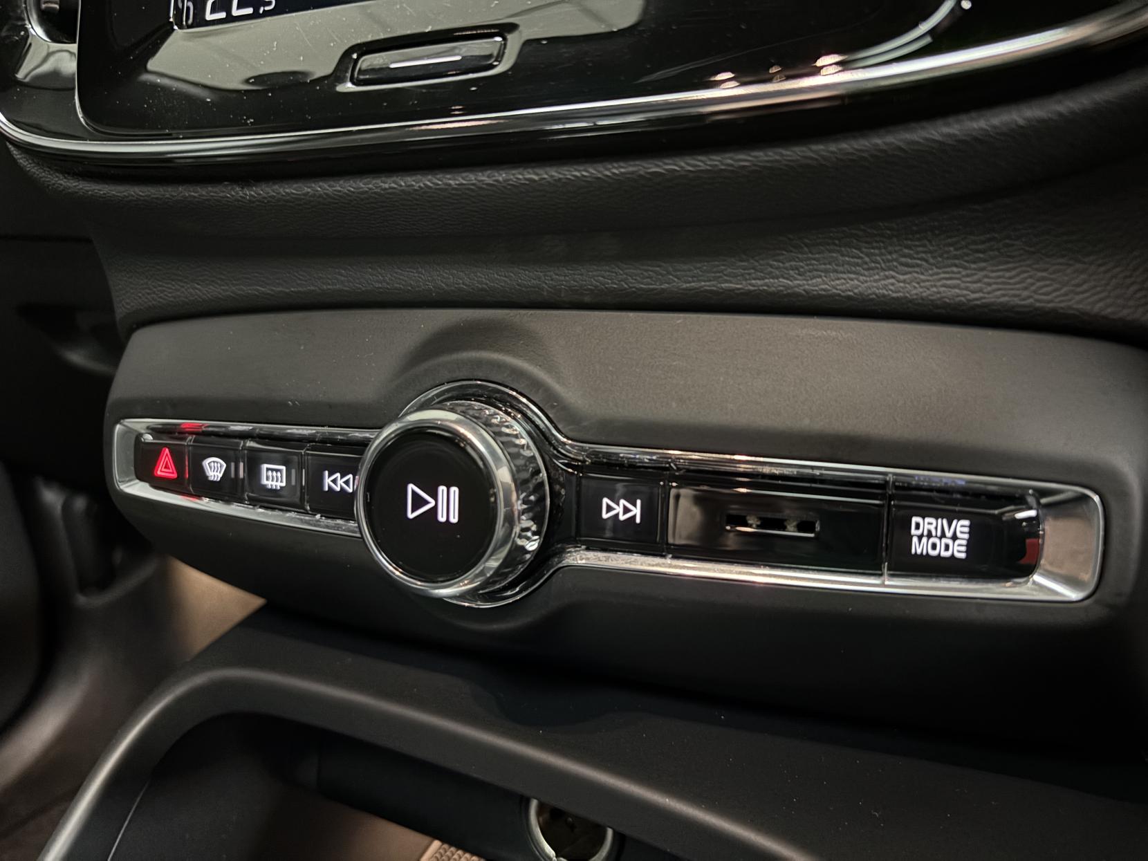 Volvo XC40 2.0 T4 R-Design Pro SUV 5dr Petrol Auto AWD Euro 6 (s/s) (190 ps)