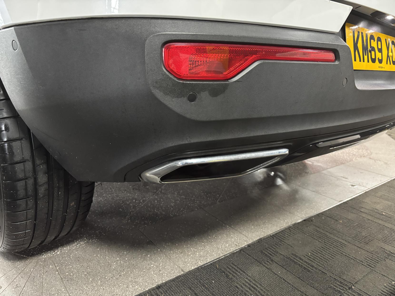 Volvo XC40 2.0 T4 R-Design Pro SUV 5dr Petrol Auto AWD Euro 6 (s/s) (190 ps)