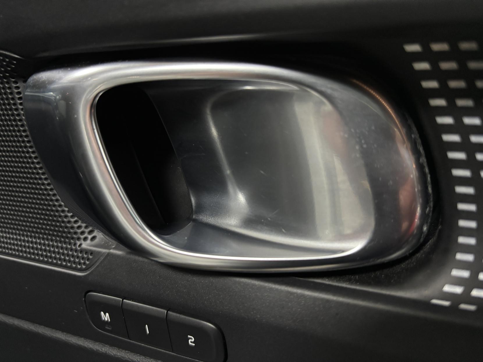 Volvo XC40 2.0 T4 R-Design Pro SUV 5dr Petrol Auto AWD Euro 6 (s/s) (190 ps)