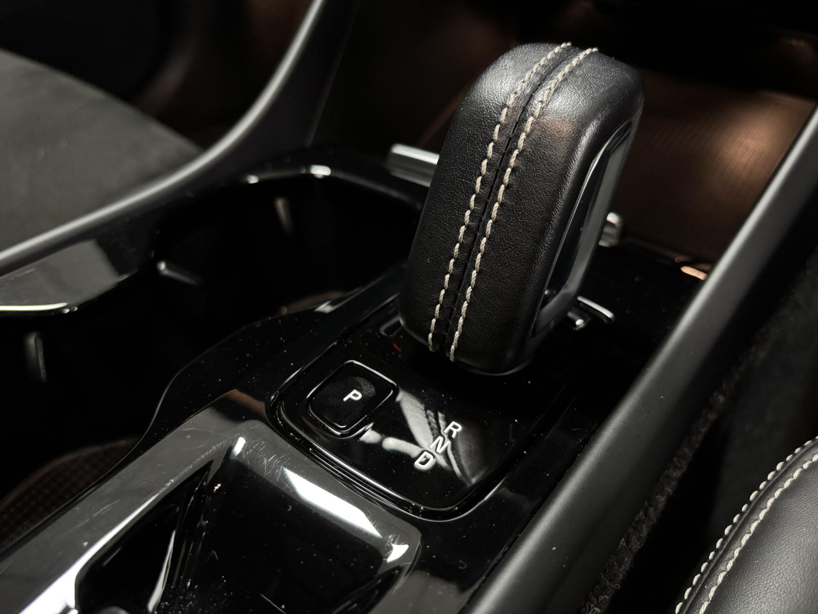 Volvo XC40 2.0 T4 R-Design Pro SUV 5dr Petrol Auto AWD Euro 6 (s/s) (190 ps)