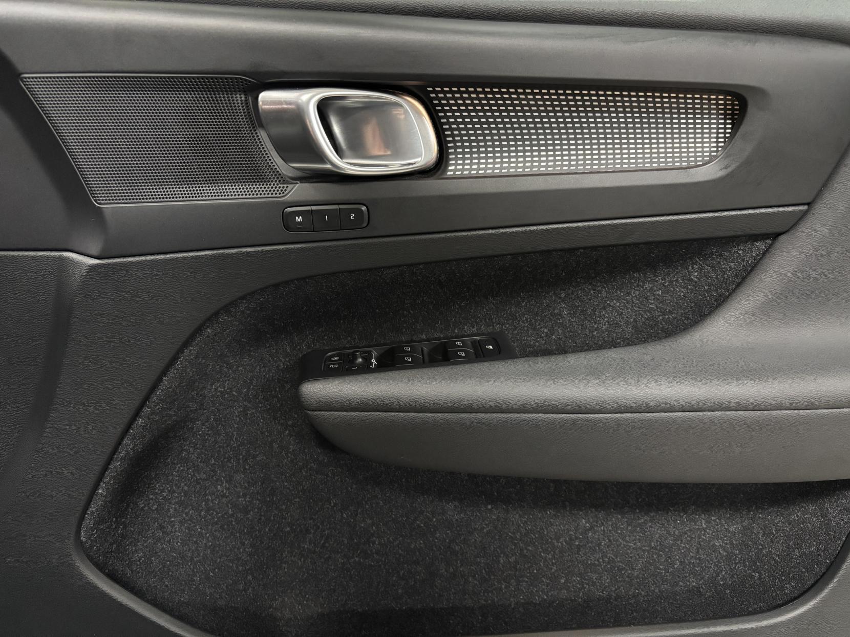 Volvo XC40 2.0 T4 R-Design Pro SUV 5dr Petrol Auto AWD Euro 6 (s/s) (190 ps)