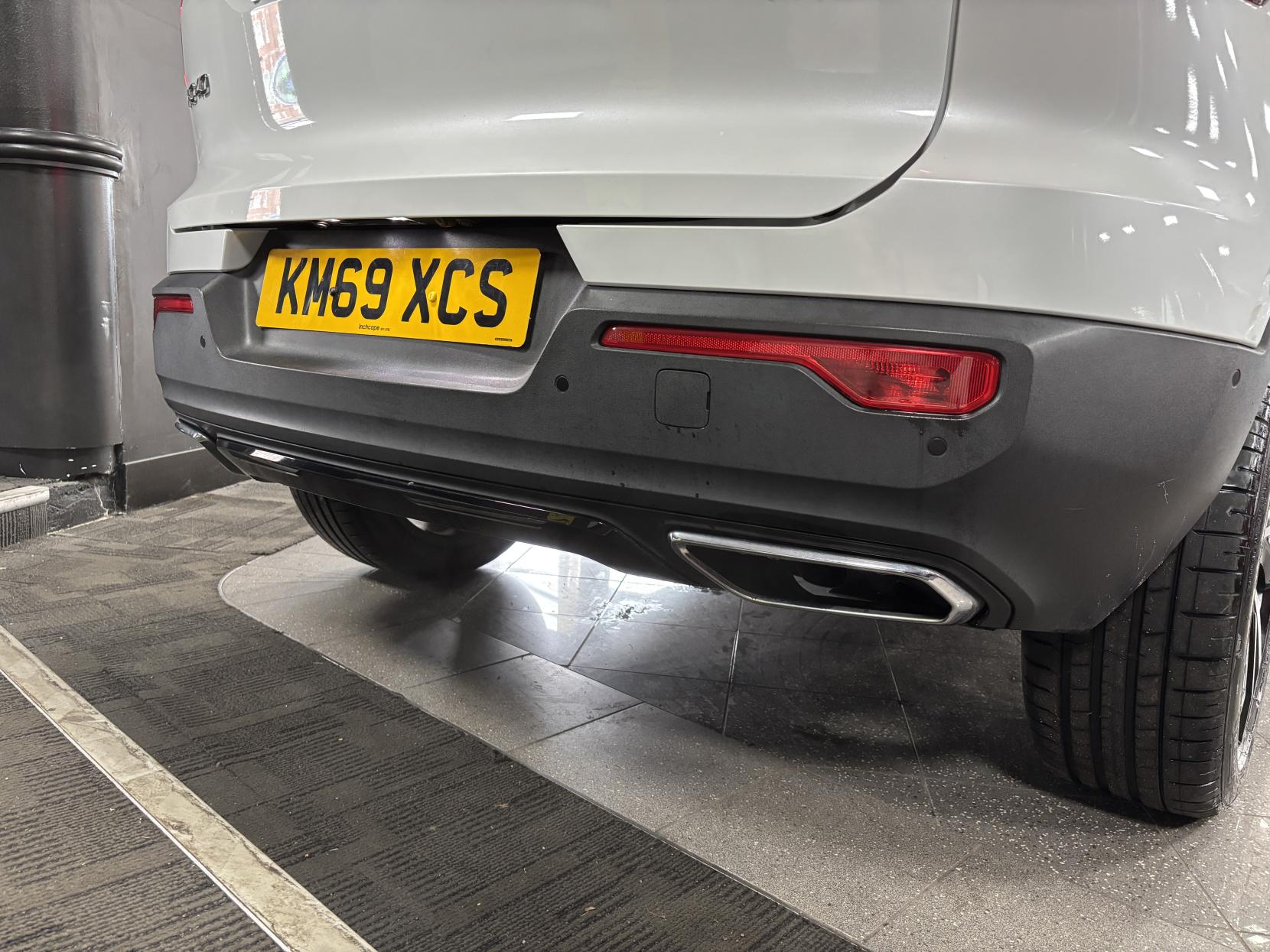 Volvo XC40 2.0 T4 R-Design Pro SUV 5dr Petrol Auto AWD Euro 6 (s/s) (190 ps)