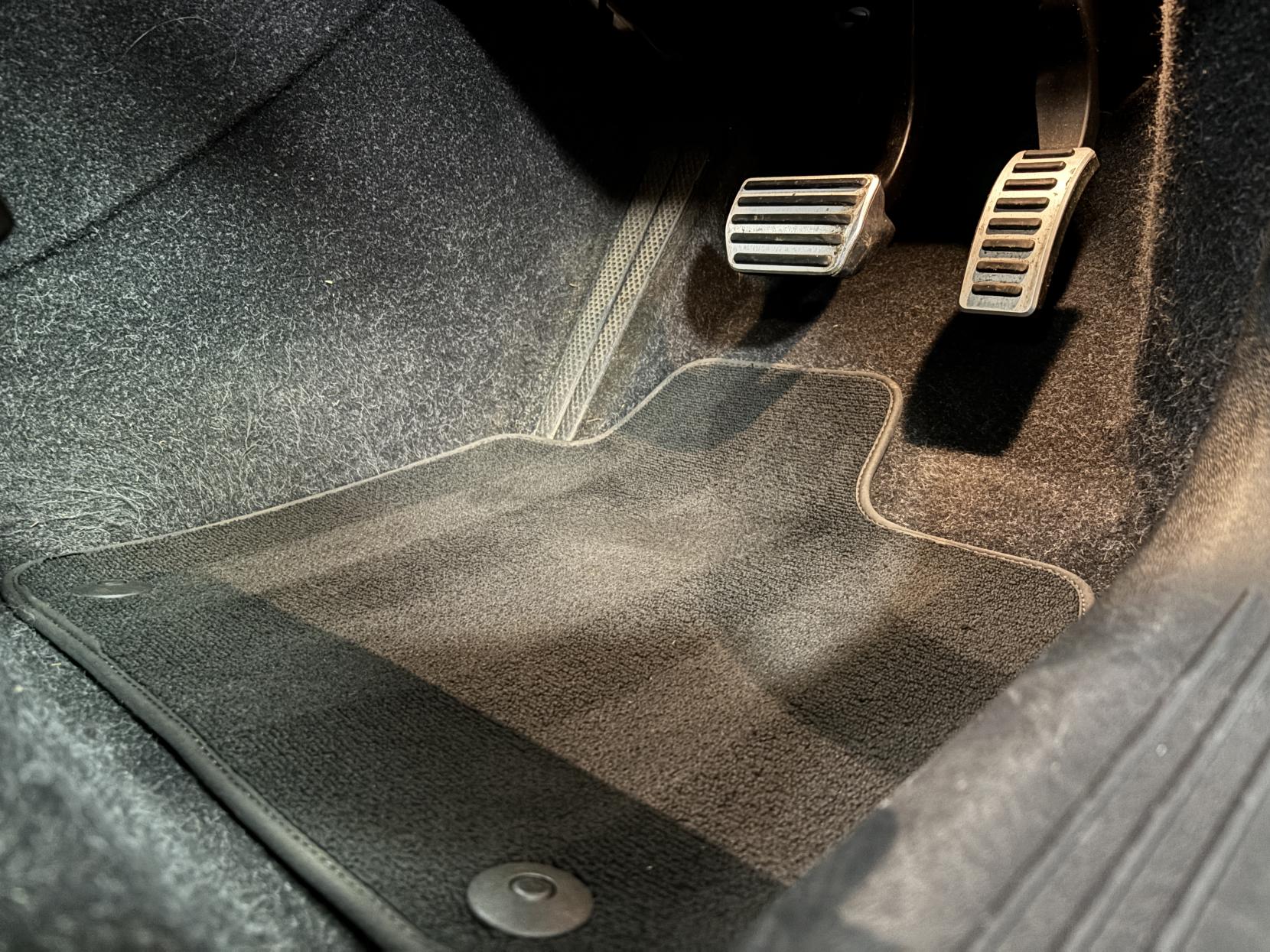 Volvo XC40 2.0 T4 R-Design Pro SUV 5dr Petrol Auto AWD Euro 6 (s/s) (190 ps)