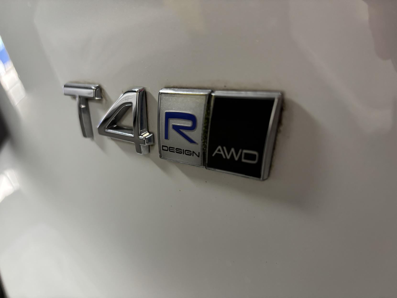 Volvo XC40 2.0 T4 R-Design Pro SUV 5dr Petrol Auto AWD Euro 6 (s/s) (190 ps)