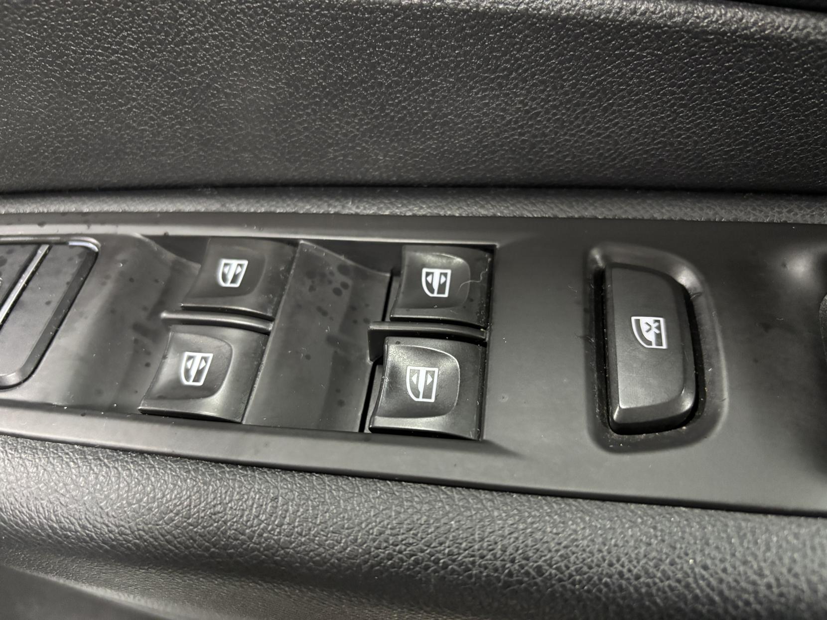 Renault Captur 0.9 TCe ENERGY Iconic SUV 5dr Petrol Manual Euro 6 (s/s) (90 ps)