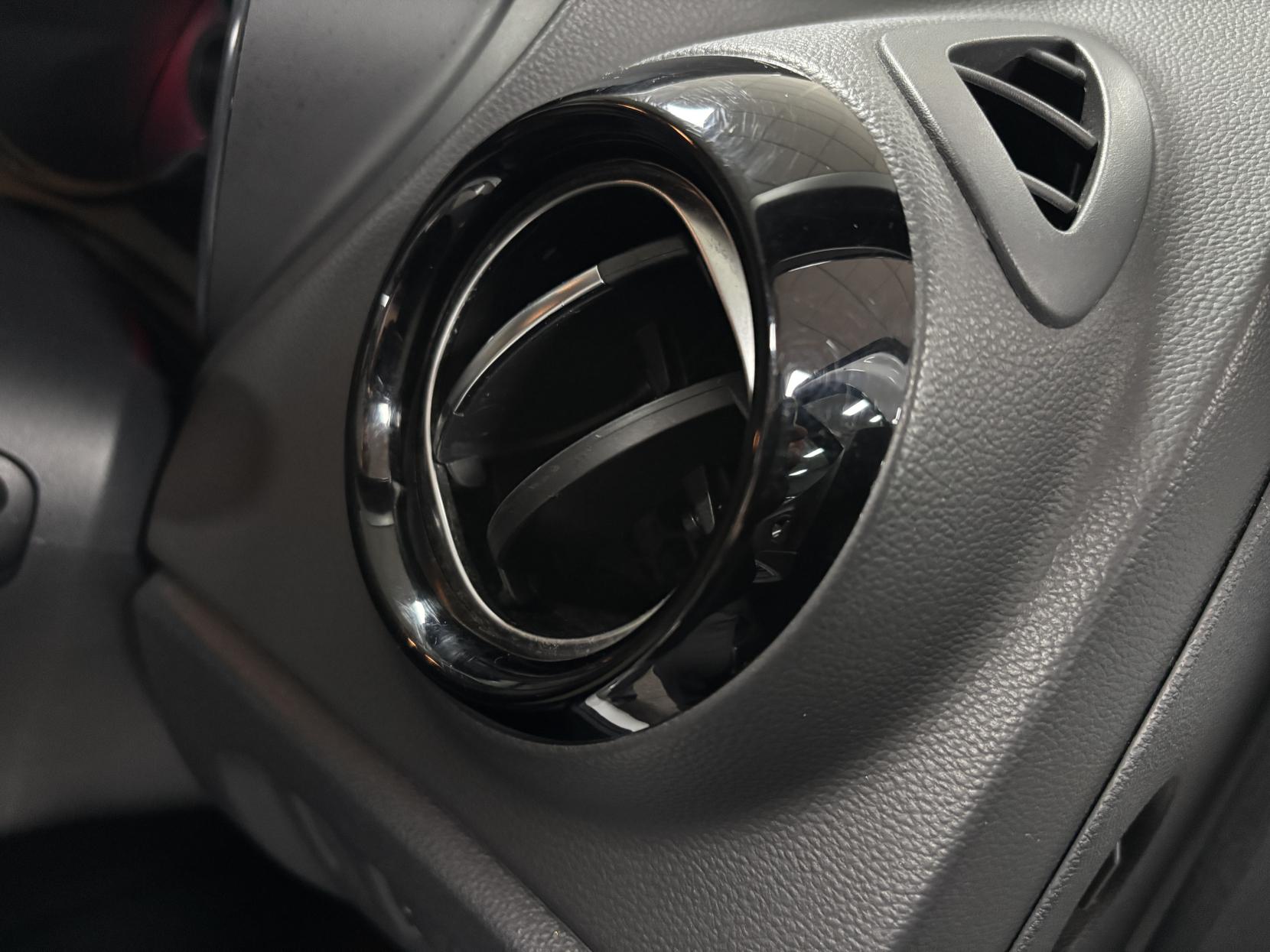 Renault Captur 0.9 TCe ENERGY Iconic SUV 5dr Petrol Manual Euro 6 (s/s) (90 ps)