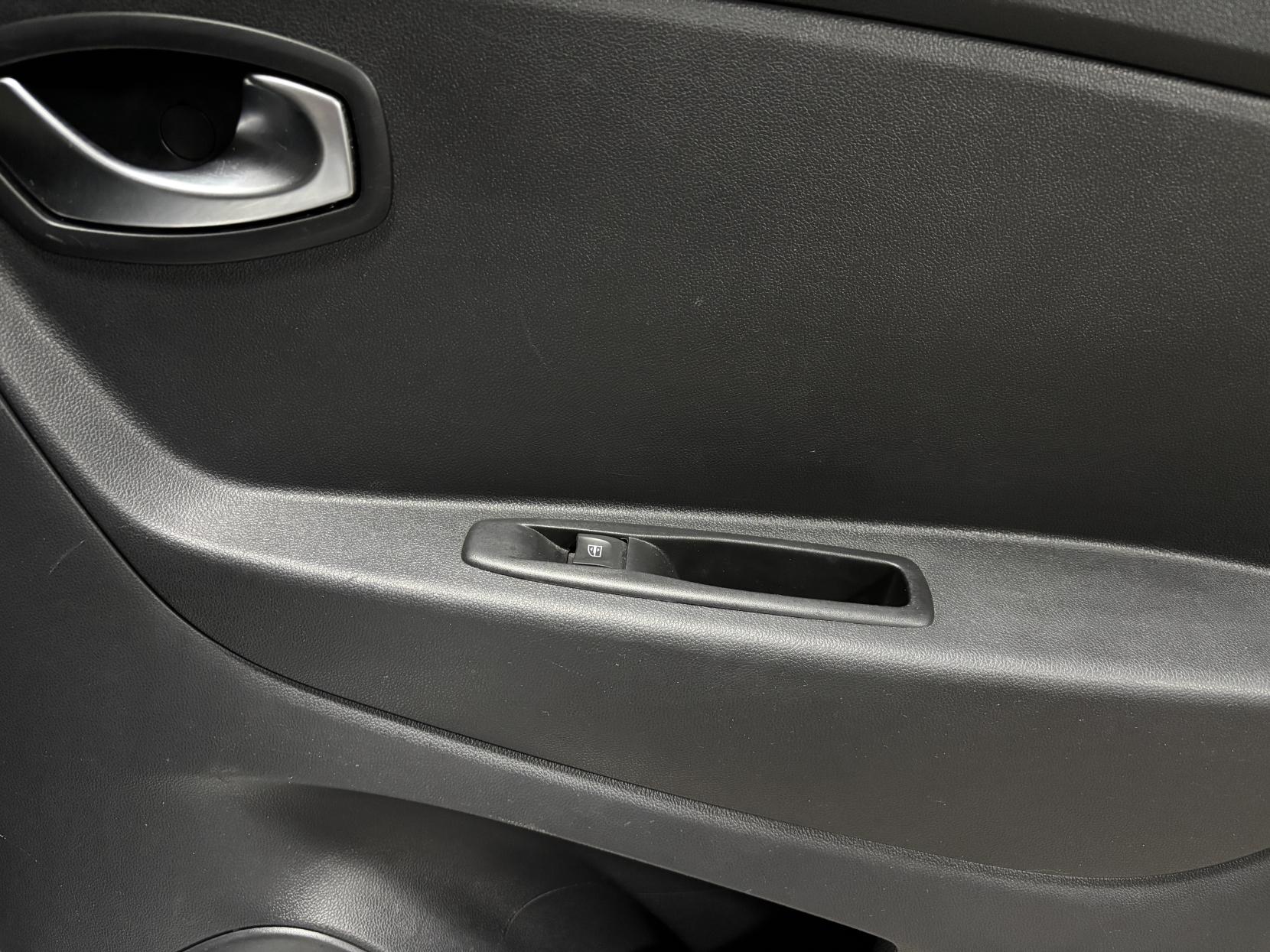 Renault Captur 0.9 TCe ENERGY Iconic SUV 5dr Petrol Manual Euro 6 (s/s) (90 ps)