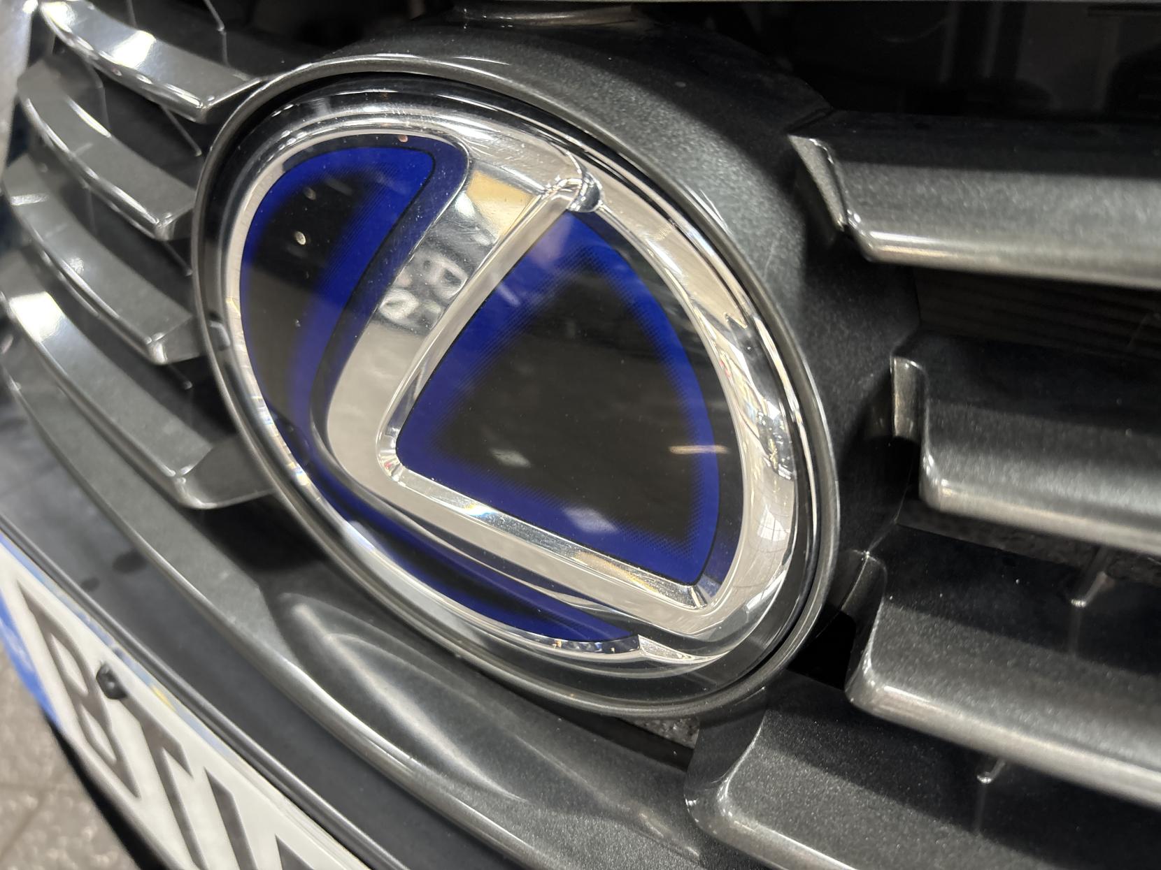 Lexus IS 2.5 300h Executive Edition Saloon 4dr Petrol Hybrid E-CVT Euro 5 (s/s) (223 ps)