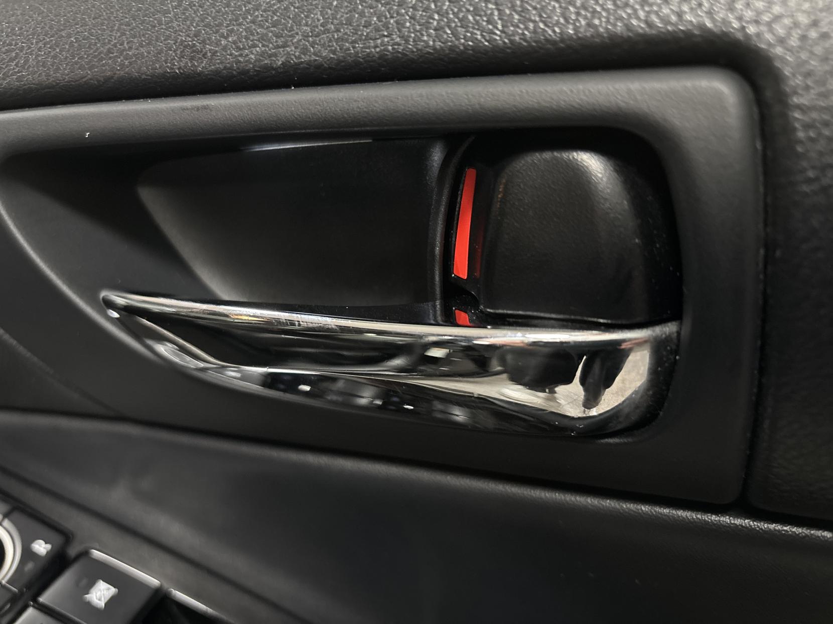 Lexus IS 2.5 300h Executive Edition Saloon 4dr Petrol Hybrid E-CVT Euro 5 (s/s) (223 ps)