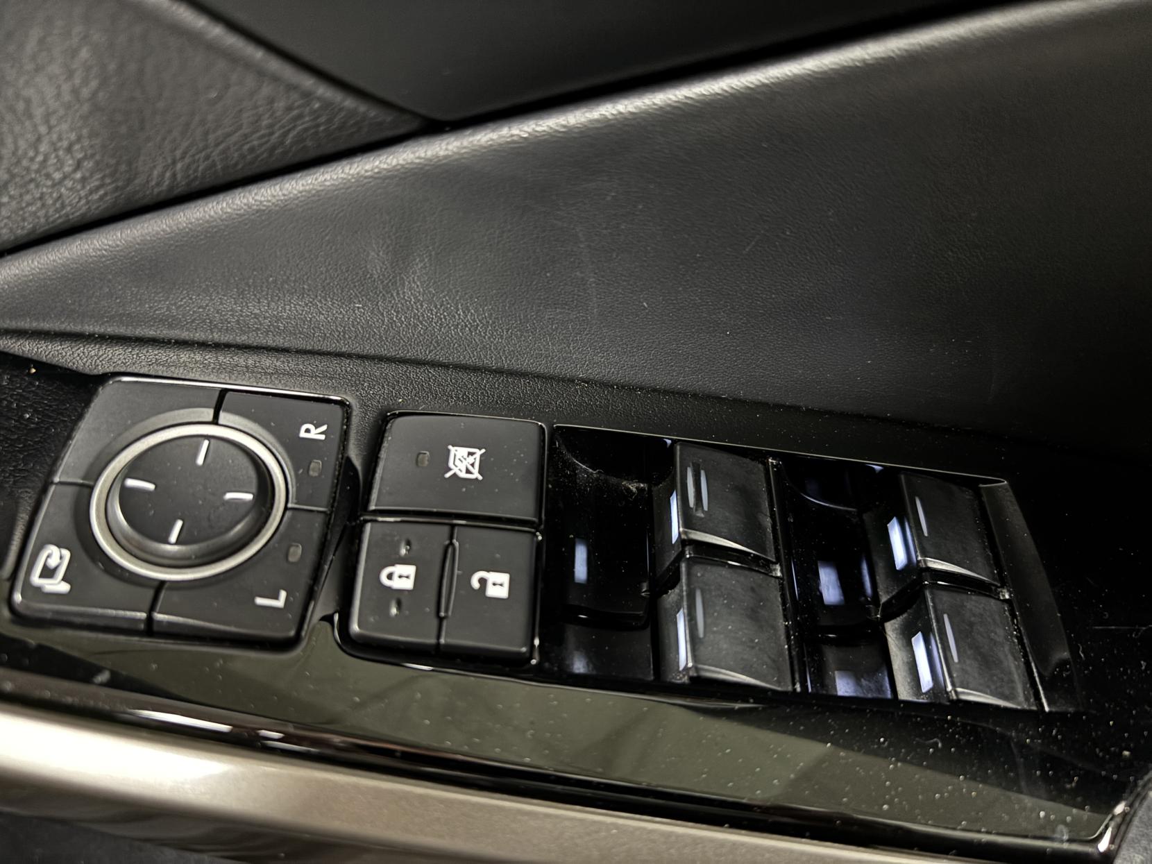 Lexus IS 2.5 300h Executive Edition Saloon 4dr Petrol Hybrid E-CVT Euro 5 (s/s) (223 ps)