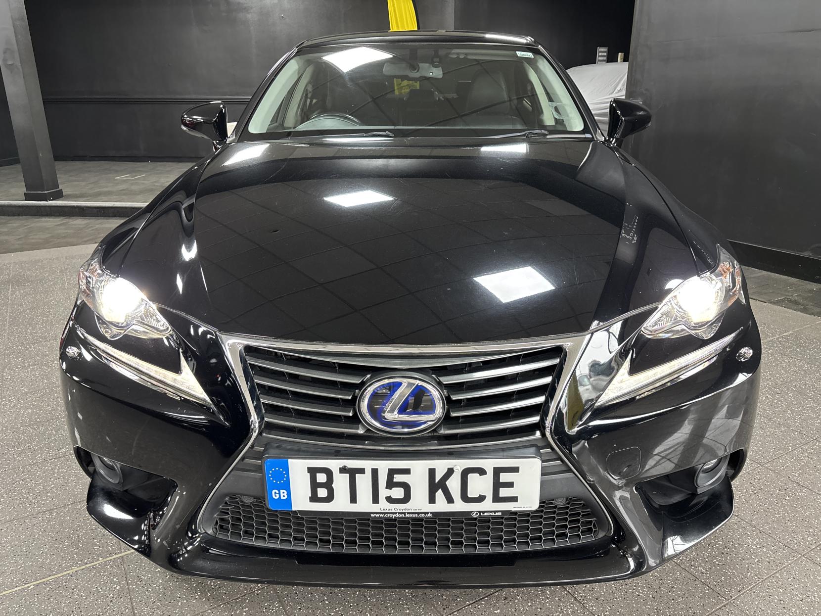 Lexus IS 2.5 300h Executive Edition Saloon 4dr Petrol Hybrid E-CVT Euro 5 (s/s) (223 ps)