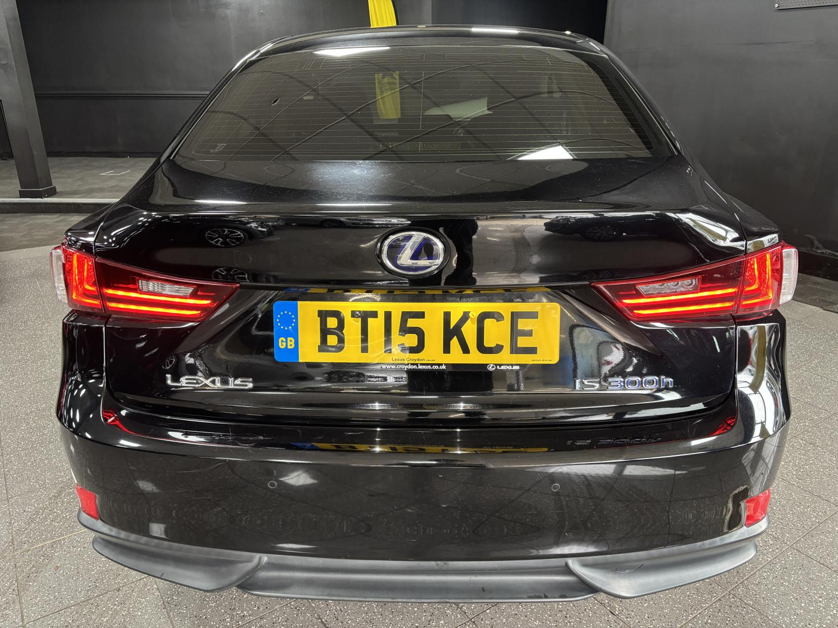 Lexus IS 2.5 300h Executive Edition Saloon 4dr Petrol Hybrid E-CVT Euro 5 (s/s) (223 ps)