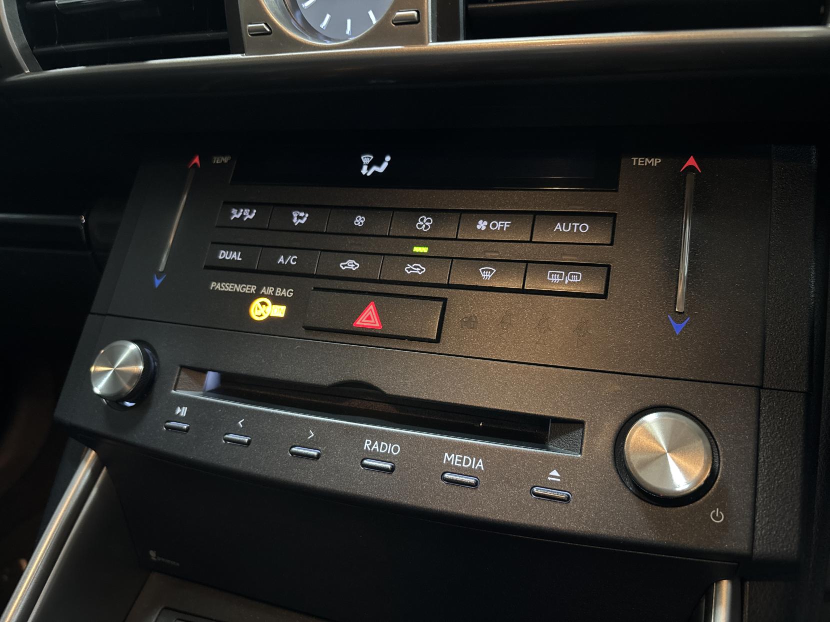 Lexus IS 2.5 300h Executive Edition Saloon 4dr Petrol Hybrid E-CVT Euro 5 (s/s) (223 ps)