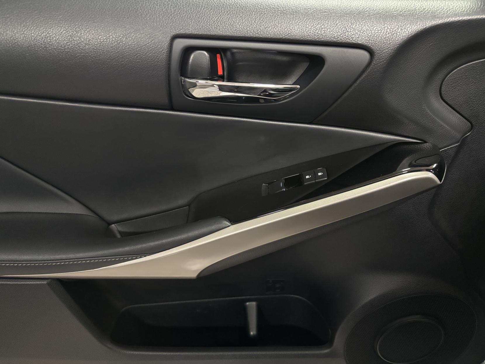 Lexus IS 2.5 300h Executive Edition Saloon 4dr Petrol Hybrid E-CVT Euro 5 (s/s) (223 ps)