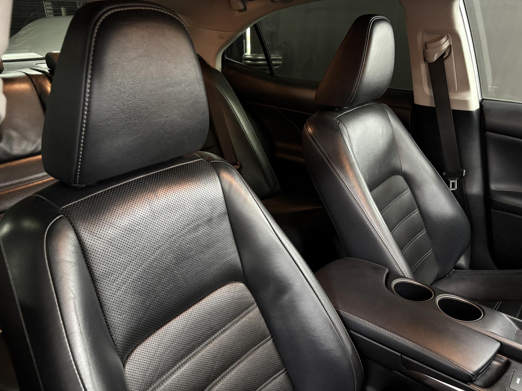 Lexus IS 2.5 300h Executive Edition Saloon 4dr Petrol Hybrid E-CVT Euro 5 (s/s) (223 ps)