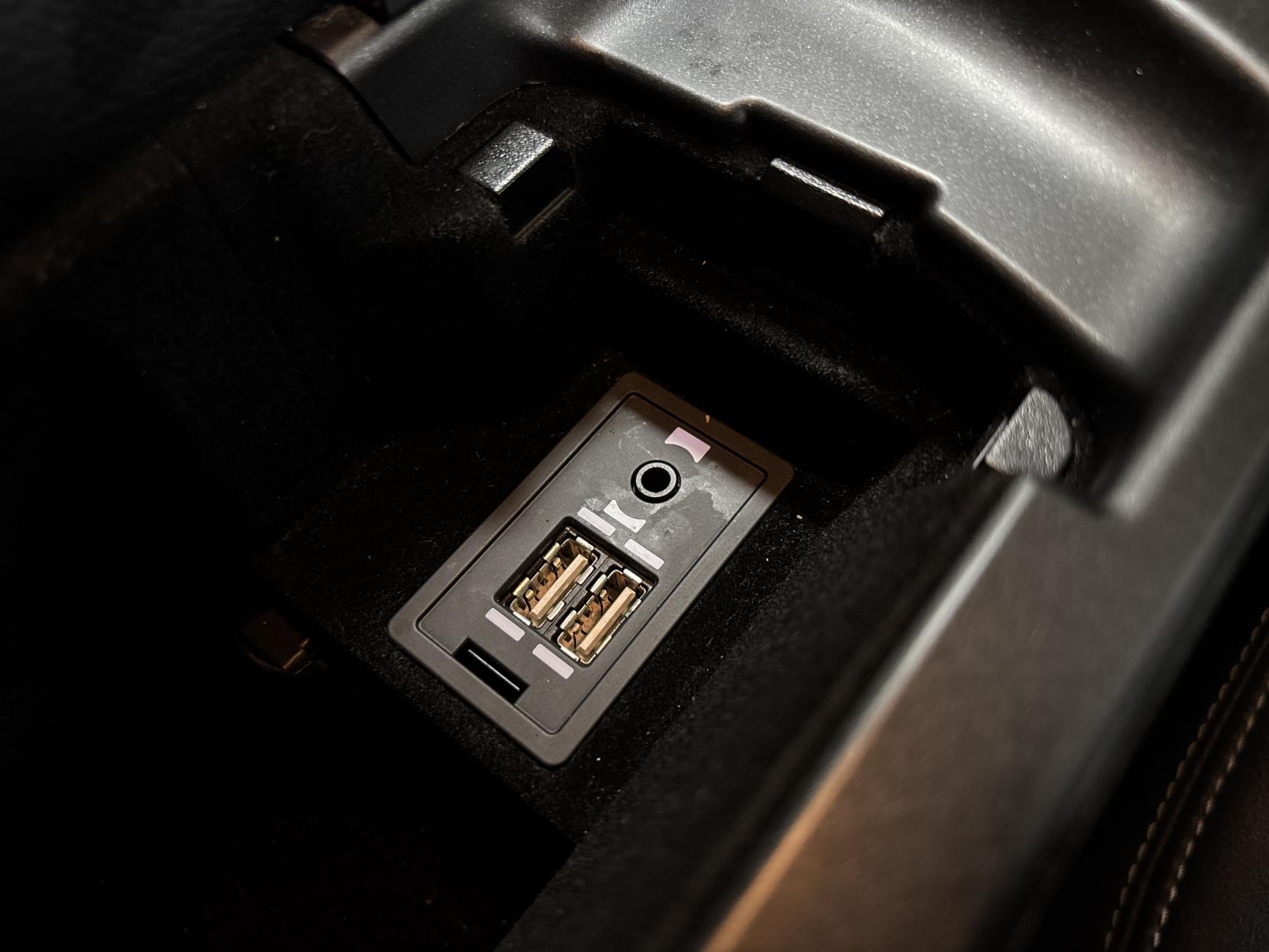 Lexus IS 2.5 300h Executive Edition Saloon 4dr Petrol Hybrid E-CVT Euro 5 (s/s) (223 ps)