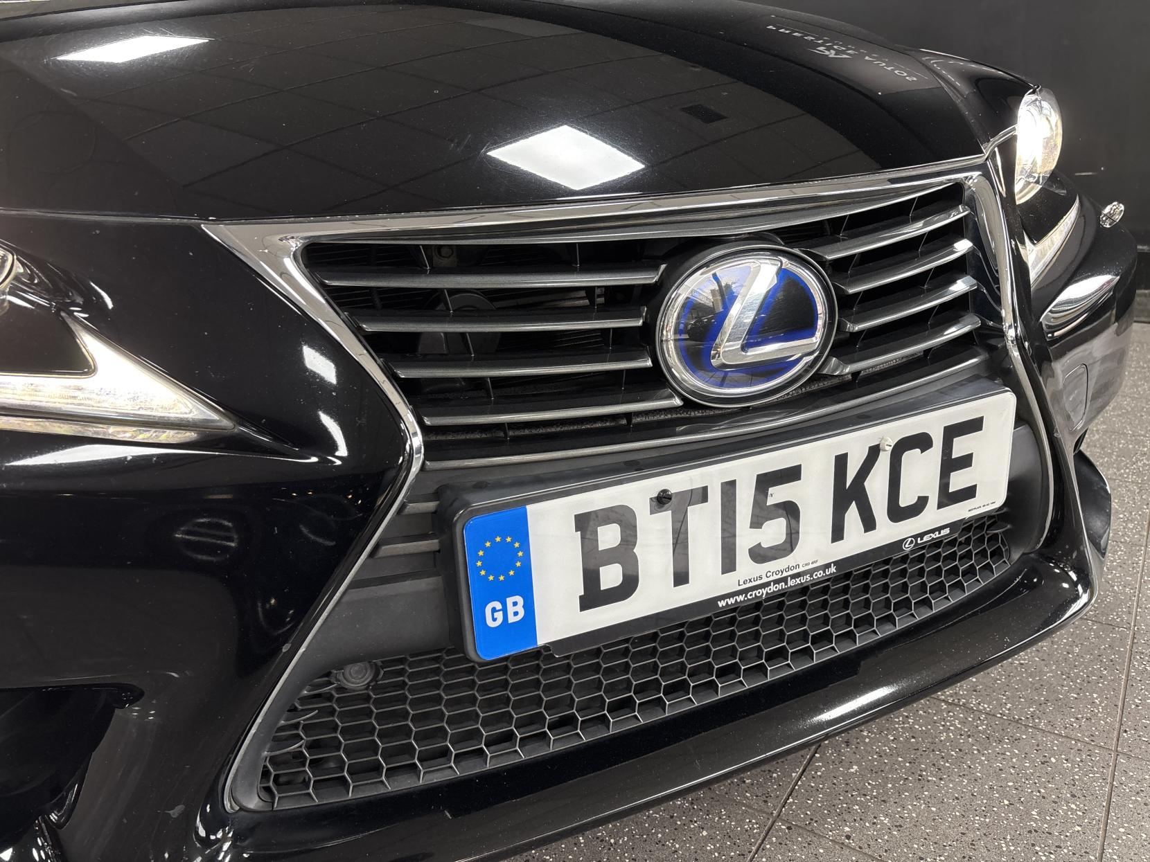 Lexus IS 2.5 300h Executive Edition Saloon 4dr Petrol Hybrid E-CVT Euro 5 (s/s) (223 ps)