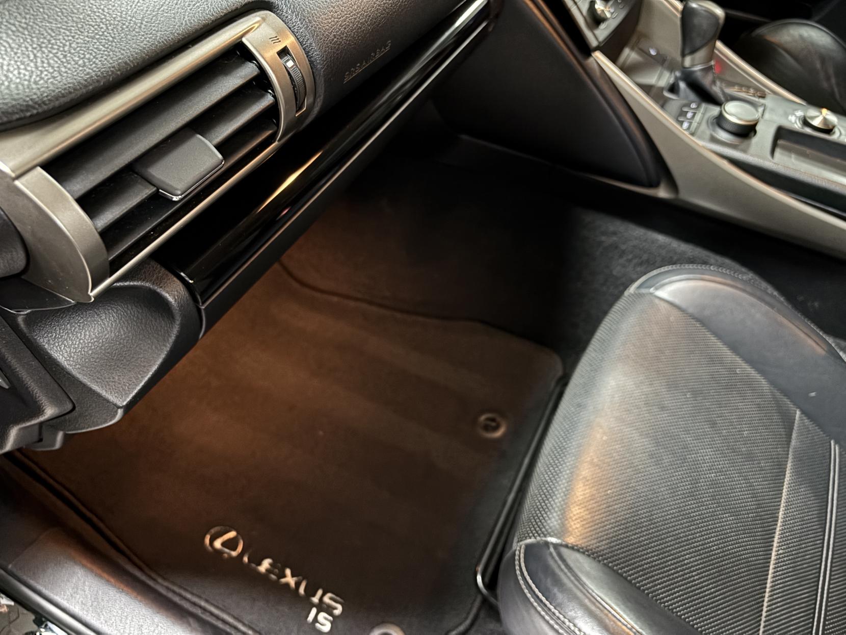 Lexus IS 2.5 300h Executive Edition Saloon 4dr Petrol Hybrid E-CVT Euro 5 (s/s) (223 ps)