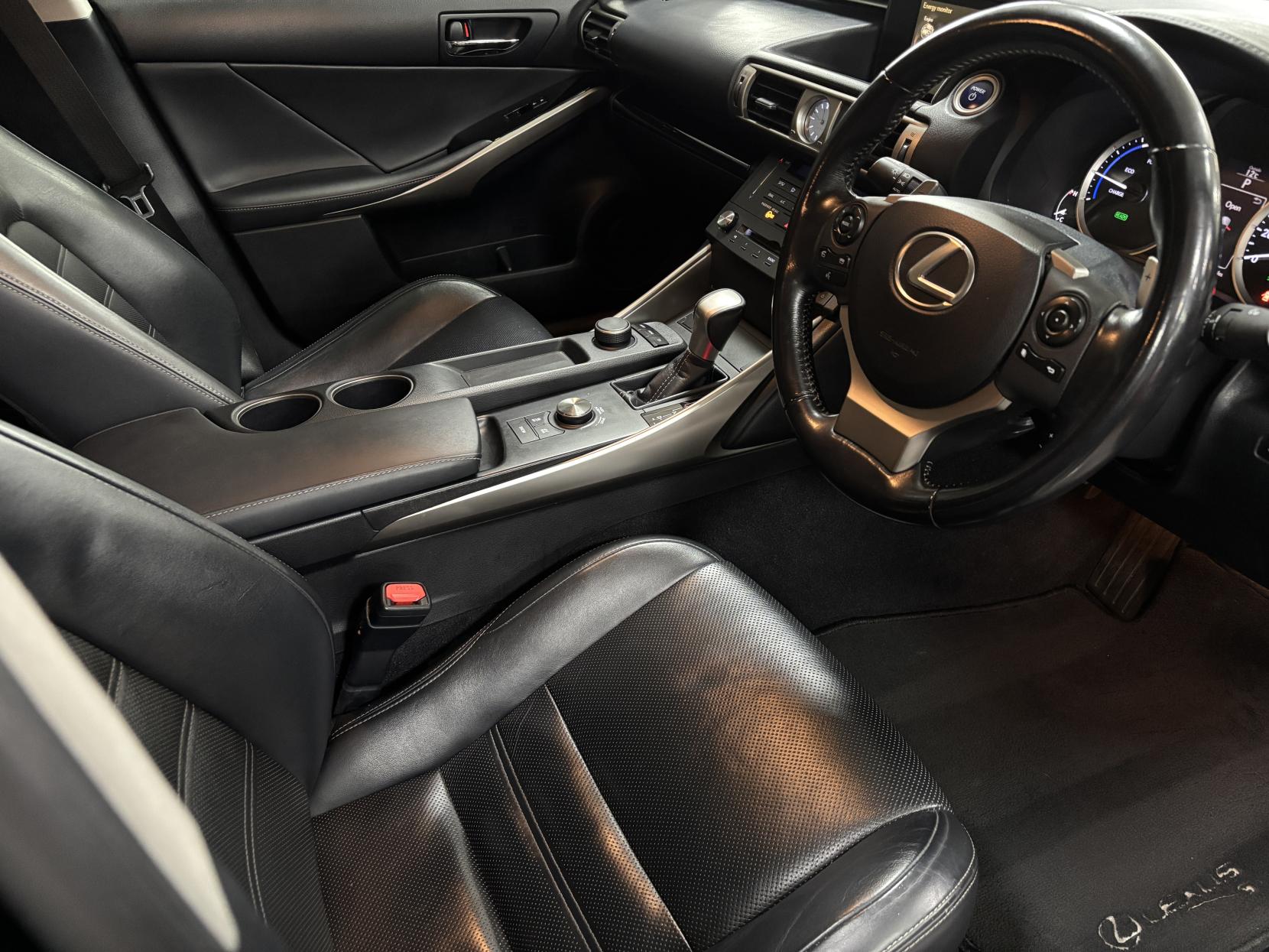 Lexus IS 2.5 300h Executive Edition Saloon 4dr Petrol Hybrid E-CVT Euro 5 (s/s) (223 ps)