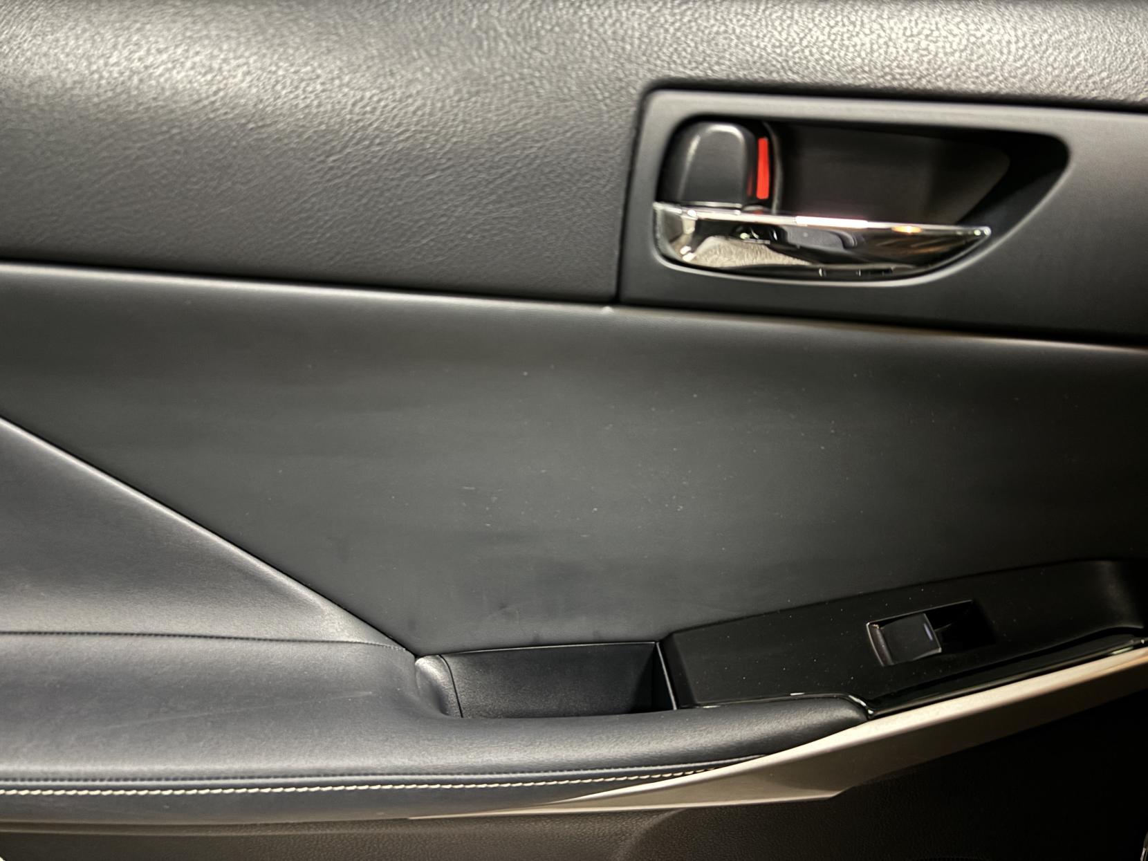 Lexus IS 2.5 300h Executive Edition Saloon 4dr Petrol Hybrid E-CVT Euro 5 (s/s) (223 ps)