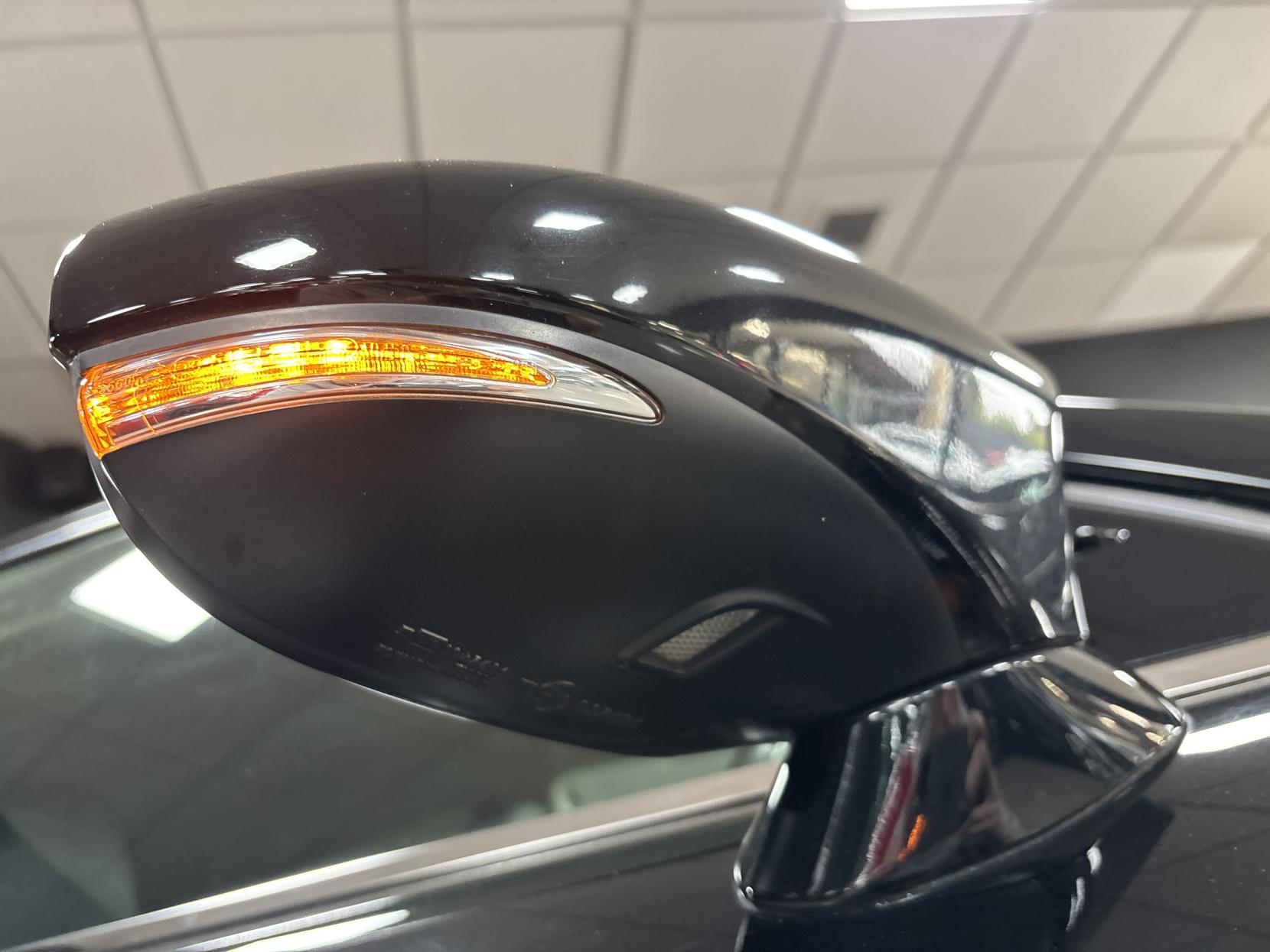 Lexus IS 2.5 300h Executive Edition Saloon 4dr Petrol Hybrid E-CVT Euro 5 (s/s) (223 ps)