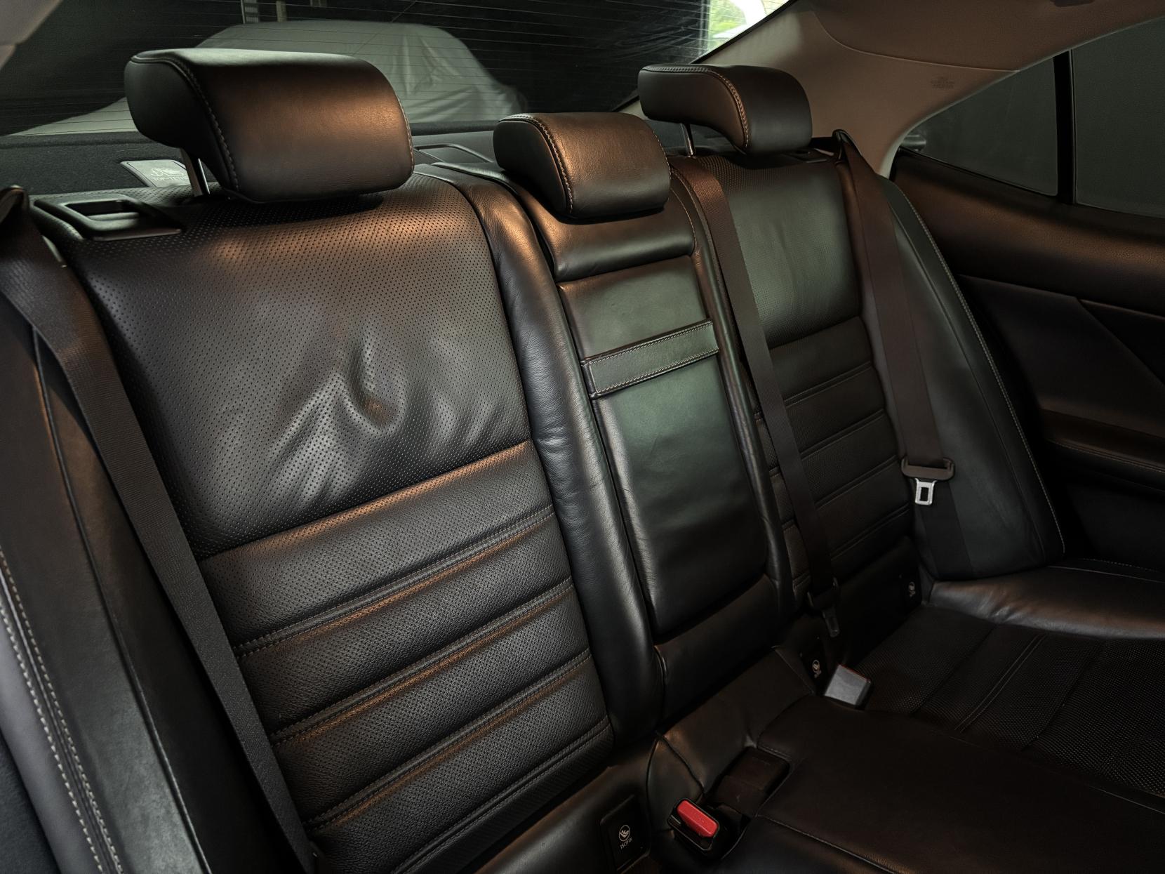 Lexus IS 2.5 300h Executive Edition Saloon 4dr Petrol Hybrid E-CVT Euro 5 (s/s) (223 ps)