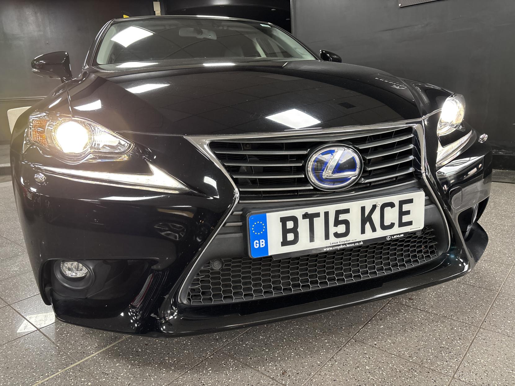 Lexus IS 2.5 300h Executive Edition Saloon 4dr Petrol Hybrid E-CVT Euro 5 (s/s) (223 ps)