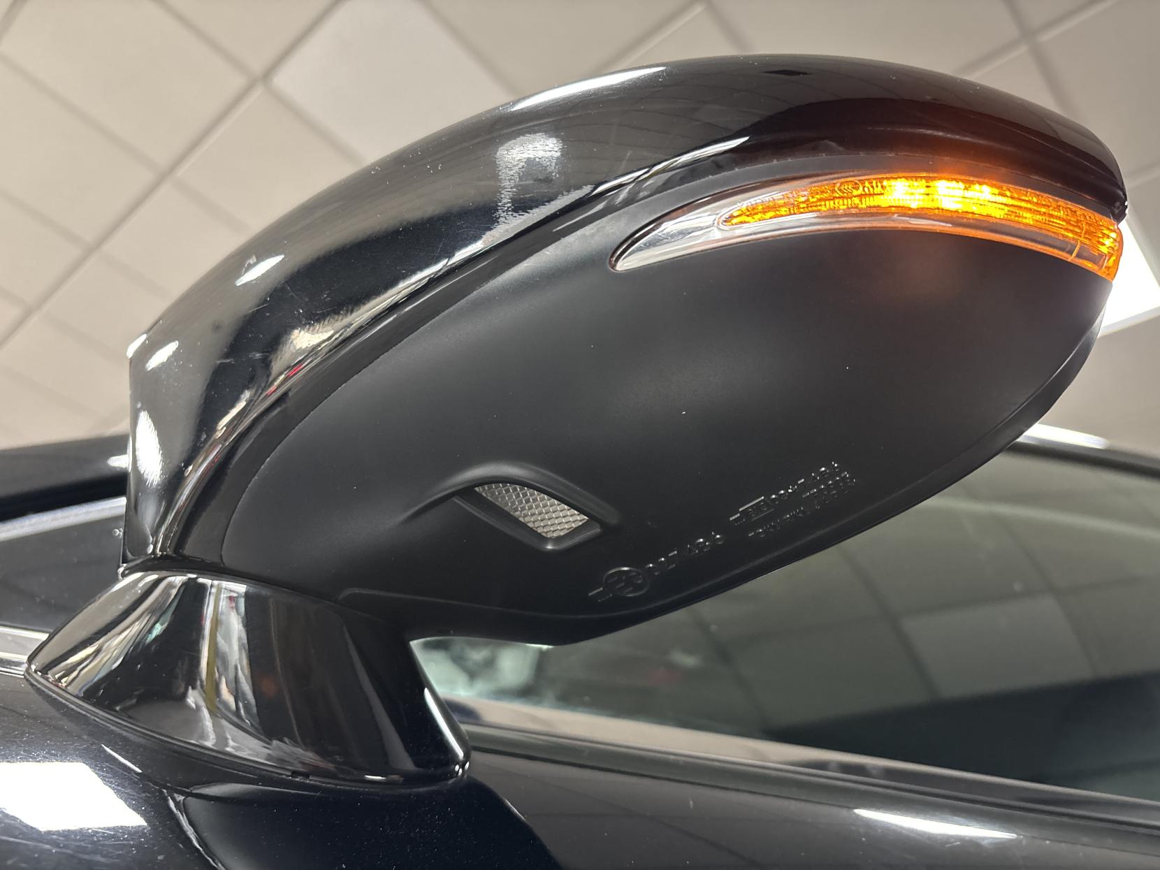 Lexus IS 2.5 300h Executive Edition Saloon 4dr Petrol Hybrid E-CVT Euro 5 (s/s) (223 ps)