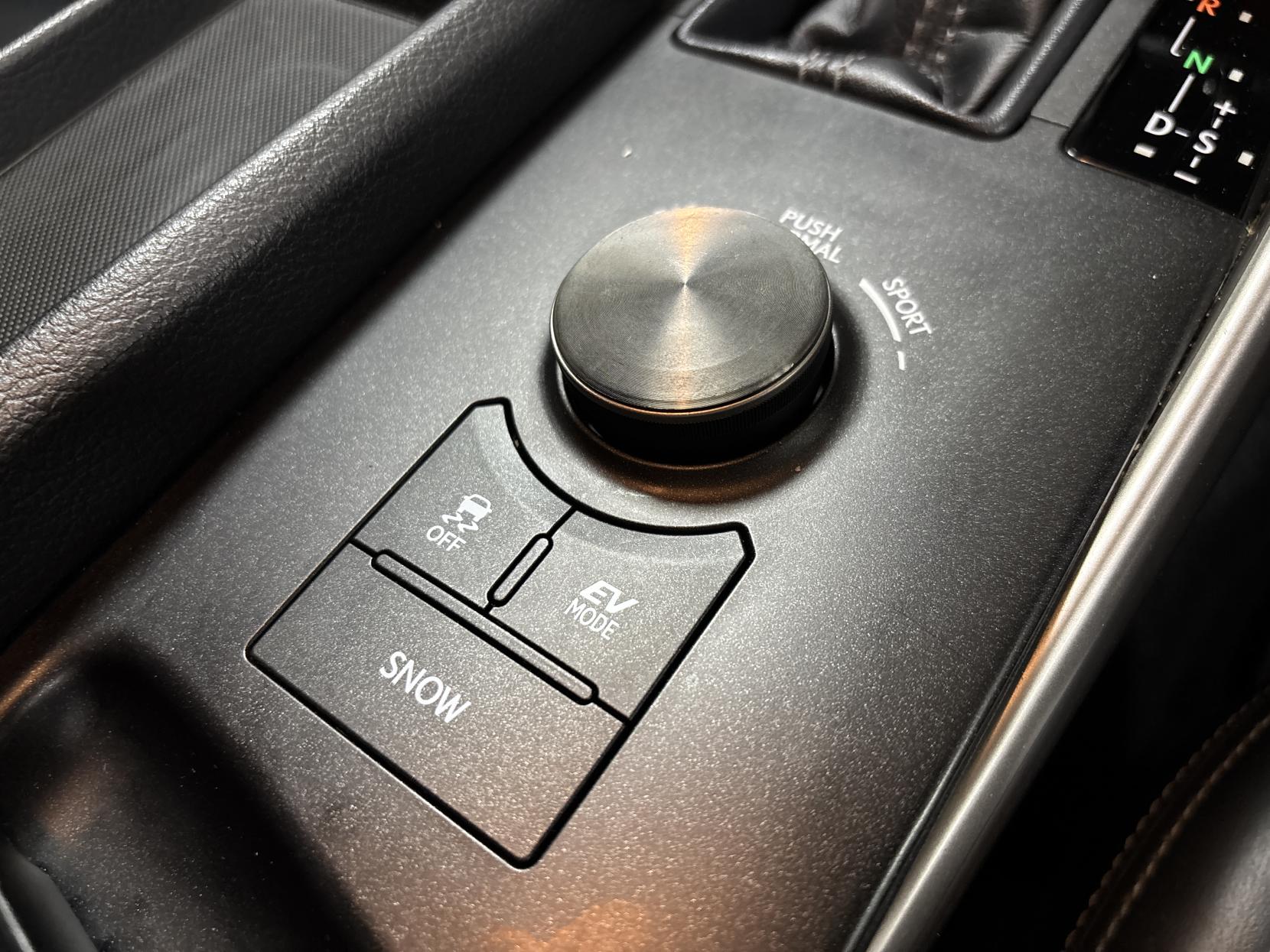 Lexus IS 2.5 300h Executive Edition Saloon 4dr Petrol Hybrid E-CVT Euro 5 (s/s) (223 ps)