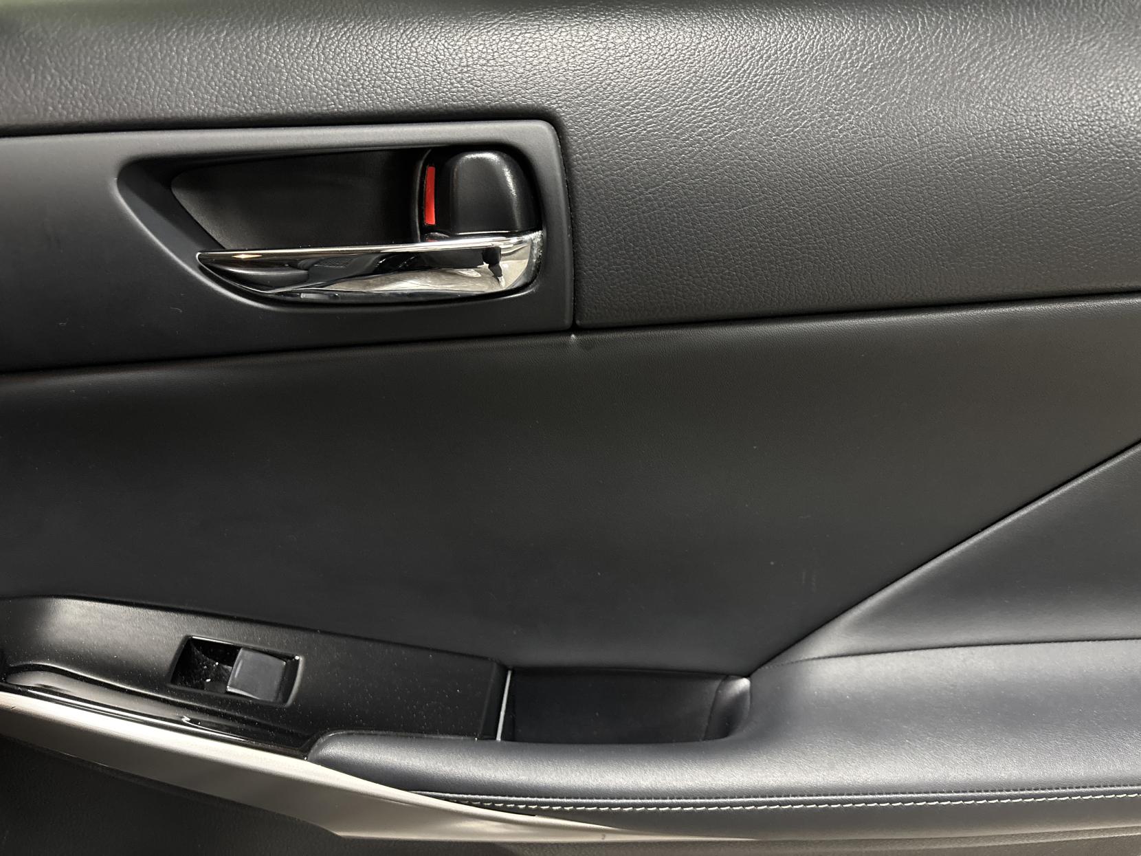 Lexus IS 2.5 300h Executive Edition Saloon 4dr Petrol Hybrid E-CVT Euro 5 (s/s) (223 ps)